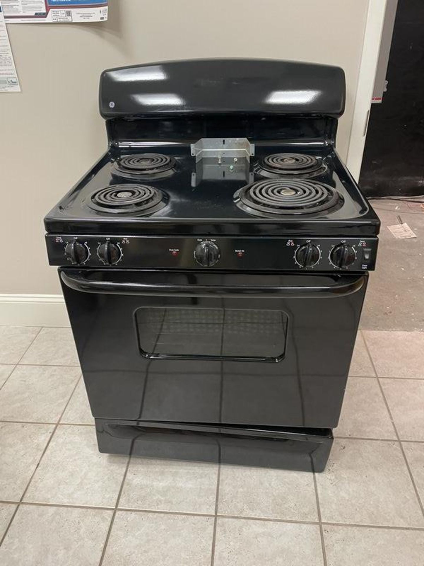 (Lot) Kitchen C/O: Table w/ (4) Matching Chairs, Fridge, Electric Oven, Microwave MUST TAKE ALL - Image 2 of 4