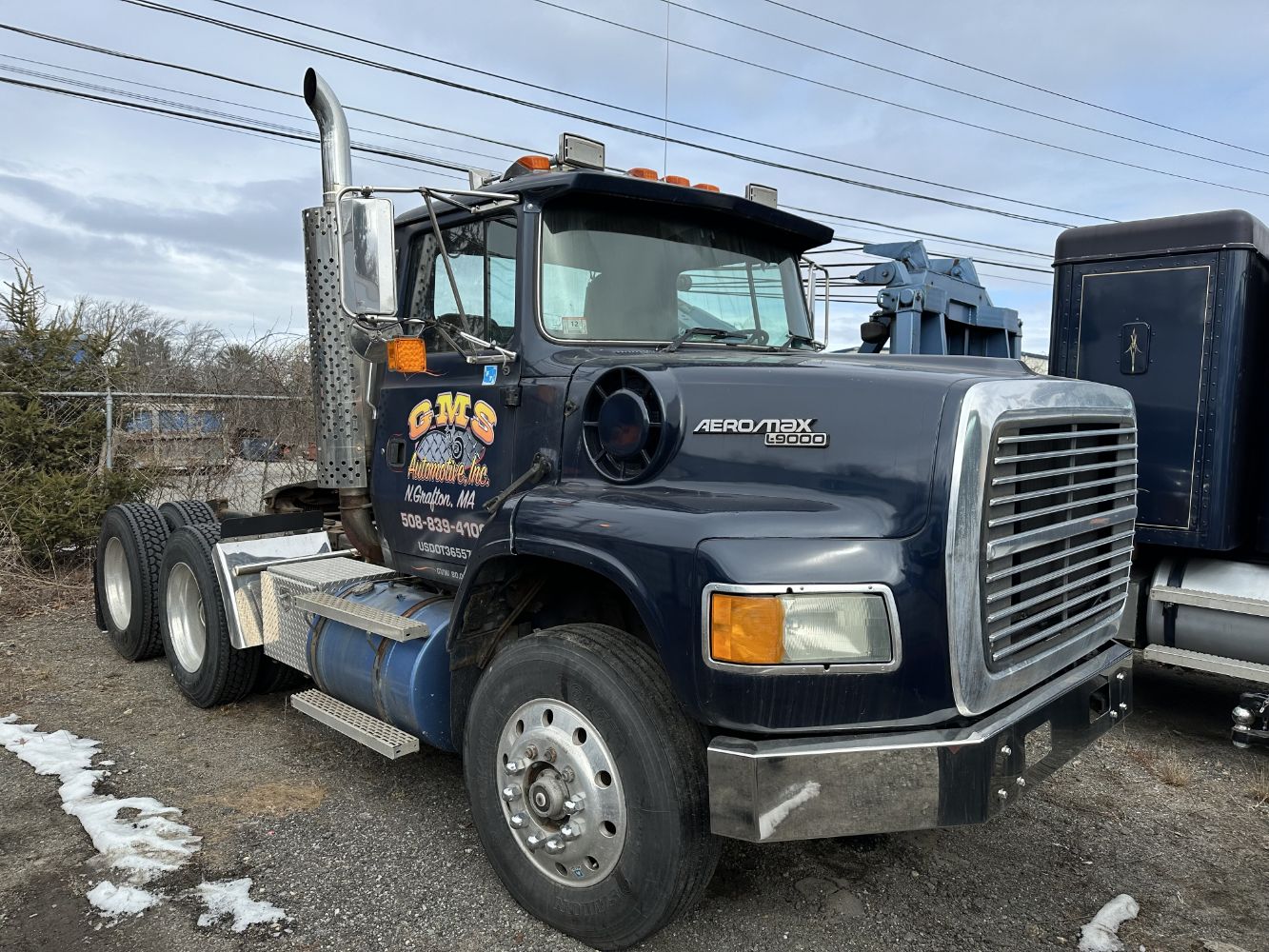 TRUCKS & GARAGE EQUIPMENT - WESTERN STAR WRECKER - FORD L6000 DAYCAB TRACTOR - 4 POST LIFT - 12' DUMP TRAILER - INT'L 4900 CAB N CHASSIS