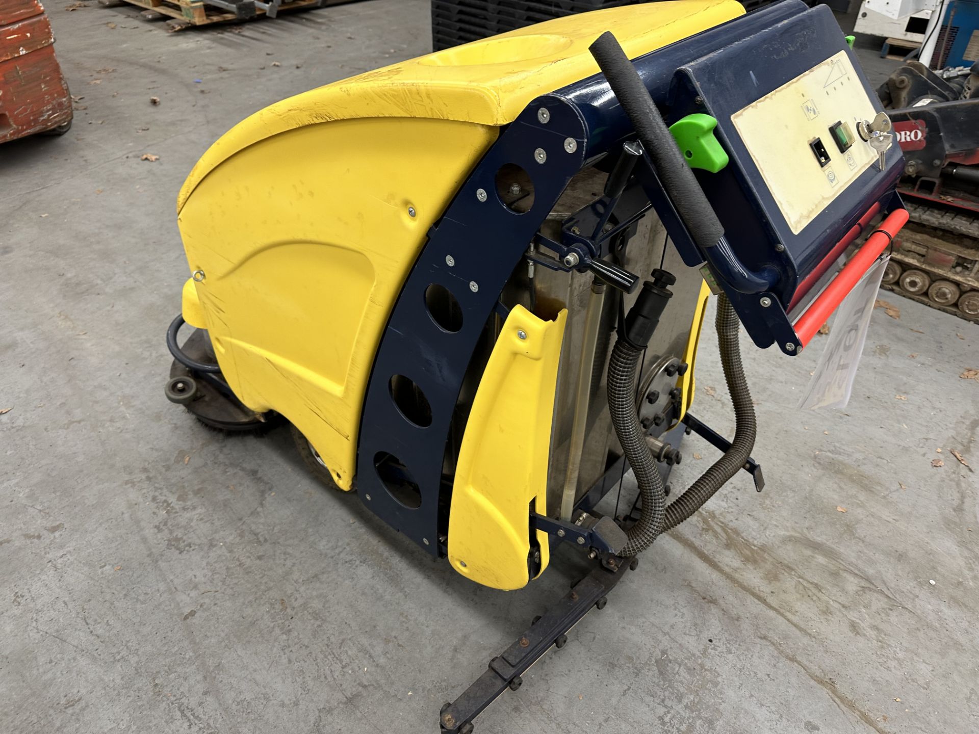 TSM Industrial Floor Cleaning Machine w/(2) 36V (3 x12) Batteries (NO FURTHER INFO) (WILL POST VIDEO - Image 4 of 4