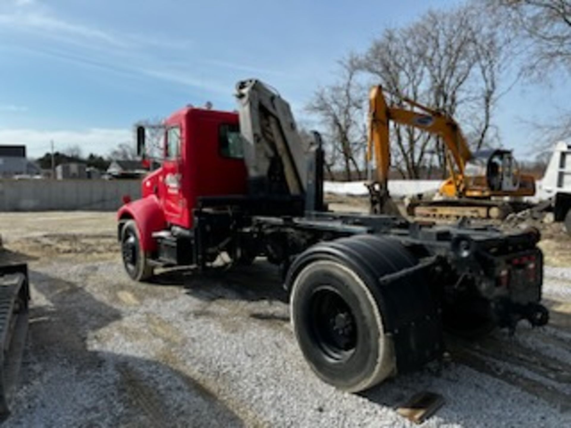 2001 Peterbilt Hook Lift Truck Mod. PB330, 7.2L 6 Cylinder., 6 Speed Eaton, Dana 23080S Rear, VIN - Image 2 of 7