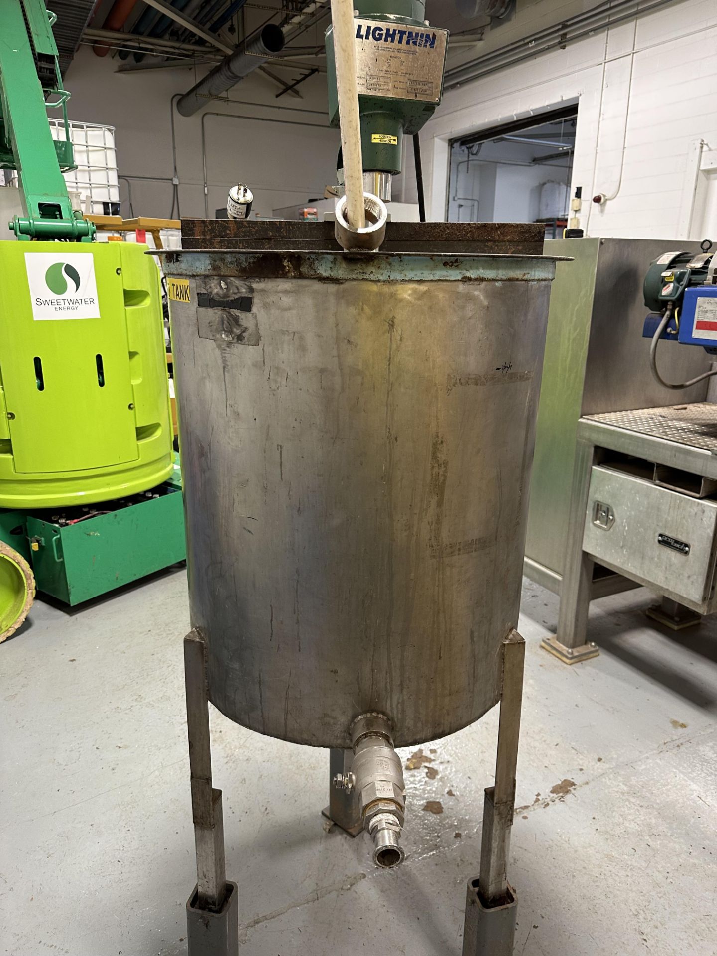 100 Gallon Stainless Steel Press Feed Tank w/Metal Base & Lightnin Mixer - Image 4 of 4