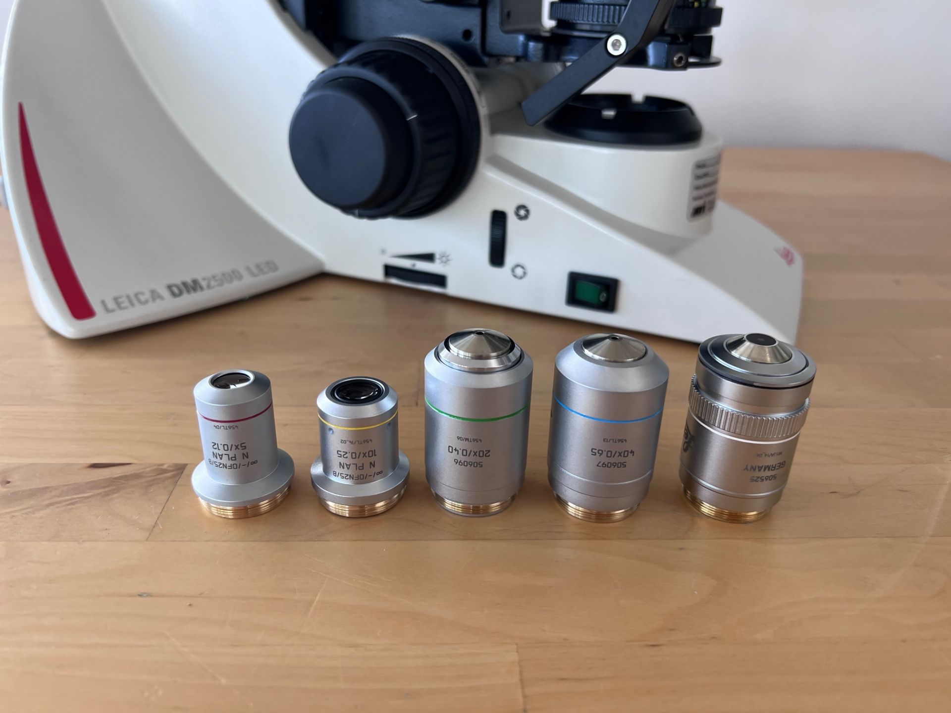 2018 Leica DM2500 LED Optical Microscope w/5 Objectives - Objectives eN Plan 5x/0.12 10x/0.25 20x/0. - Image 3 of 23