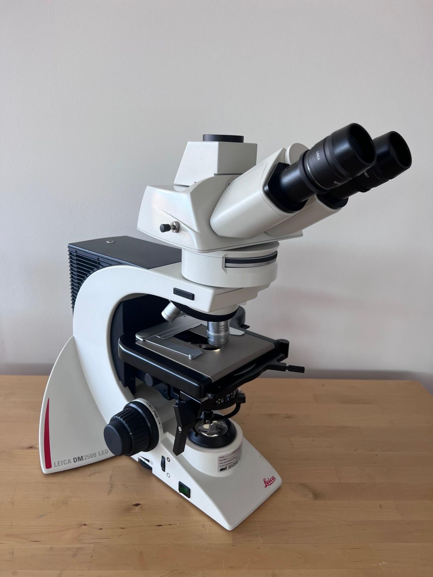 2018 Leica DM2500 LED Optical Microscope w/5 Objectives - Objectives eN Plan 5x/0.12 10x/0.25 20x/0.