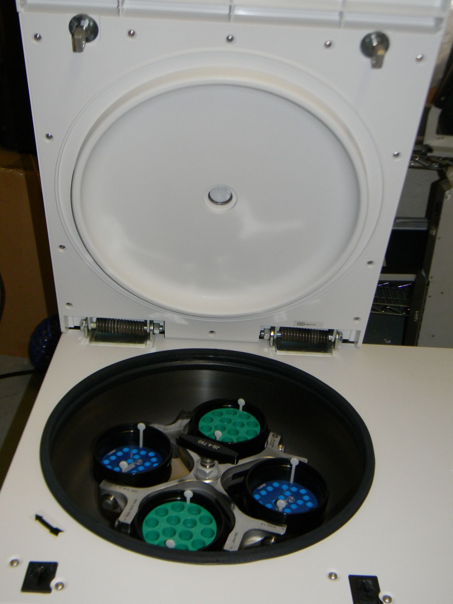 Beckman Coulter Avanti J-15R IVD Refrigerated Centrifuge With JS-4.750 Rotor, Beckman Coulter 349950 - Image 2 of 7