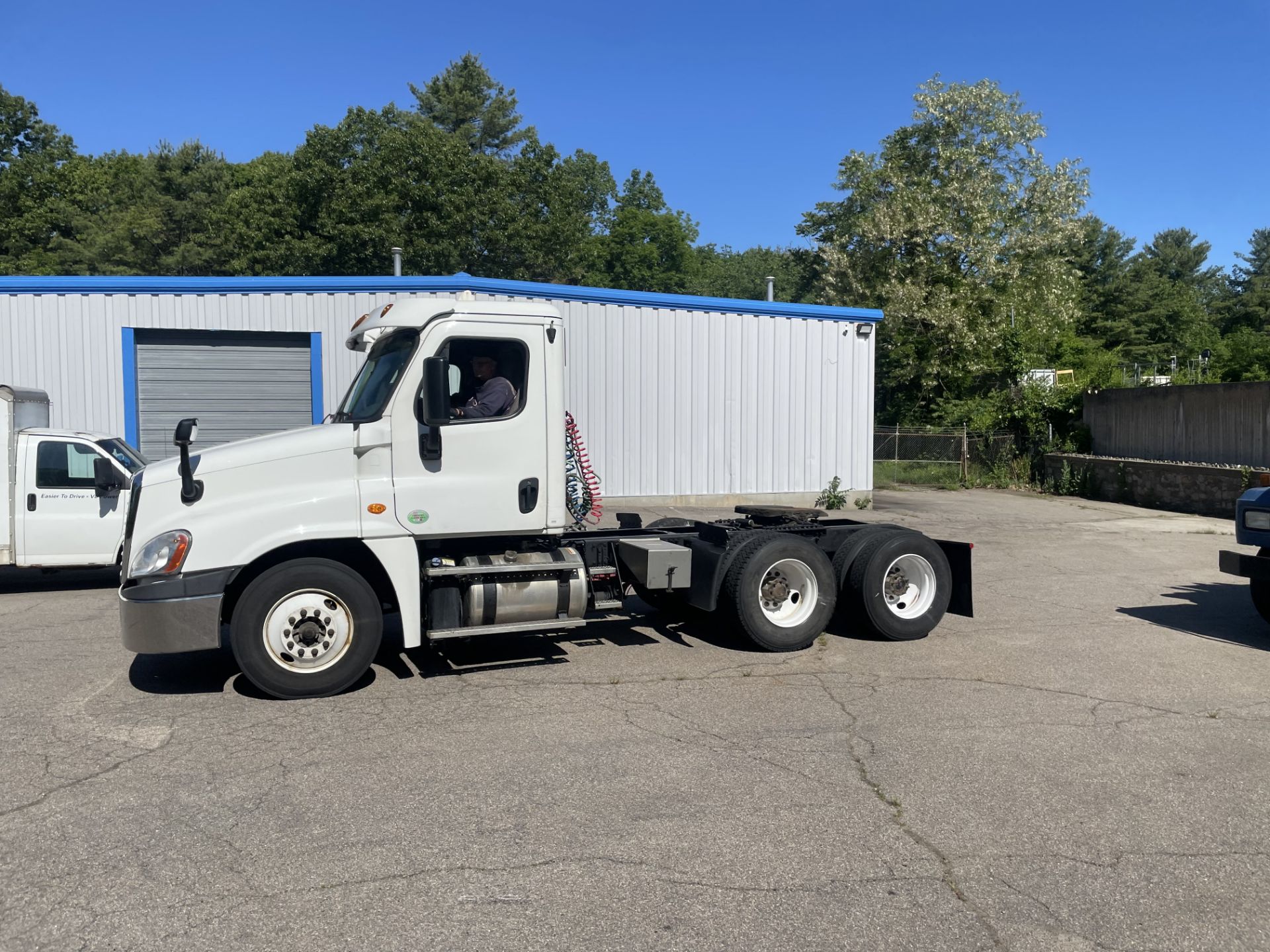 2017 Freightliner Cascadia, 10-Wheel, Tandem Axle Daycab Tractor, iSX i5 Cummins 450HP Motor, Auto - Image 4 of 13