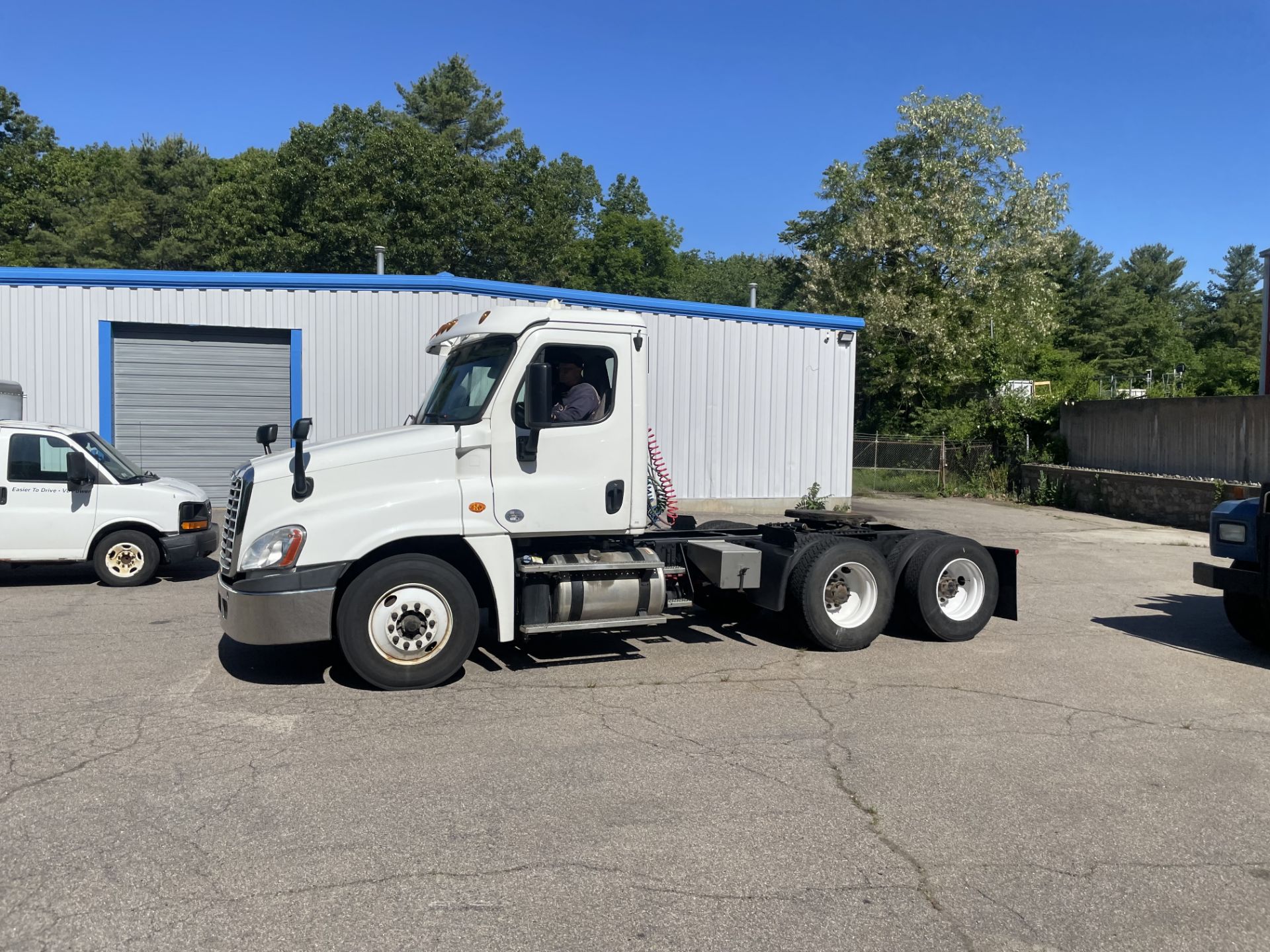 2017 Freightliner Cascadia, 10-Wheel, Tandem Axle Daycab Tractor, iSX i5 Cummins 450HP Motor, Auto - Image 5 of 13