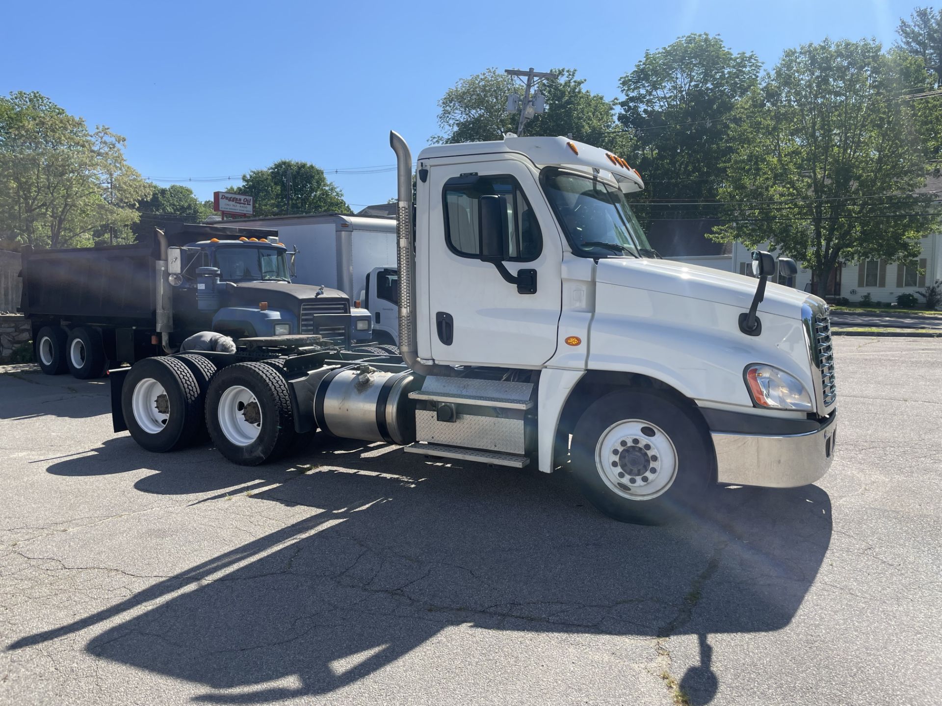 2017 Freightliner Cascadia, 10-Wheel, Tandem Axle Daycab Tractor, iSX i5 Cummins 450HP Motor, Auto - Image 3 of 13