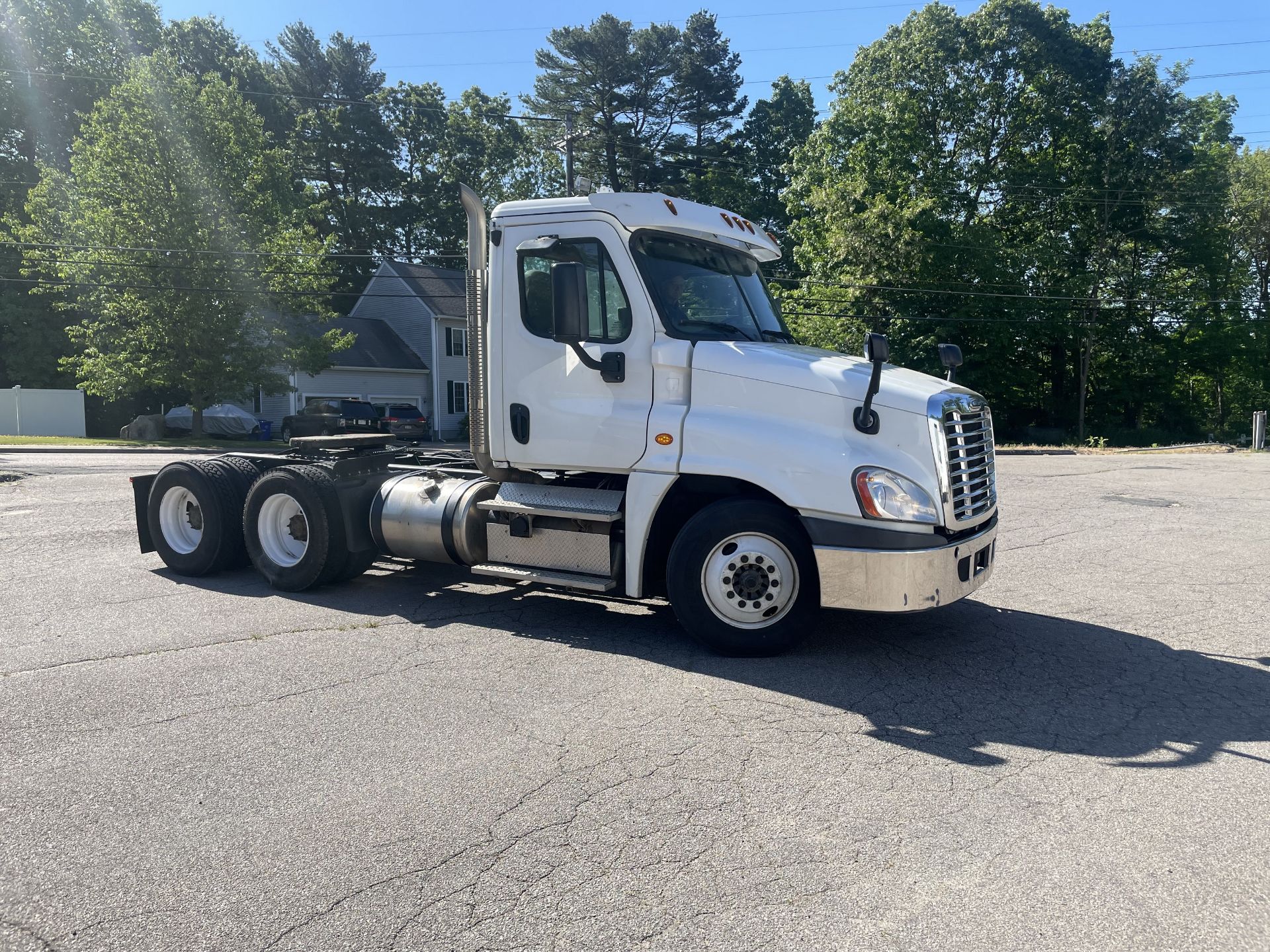 2017 Freightliner Cascadia, 10-Wheel, Tandem Axle Daycab Tractor, iSX i5 Cummins 450HP Motor, Auto