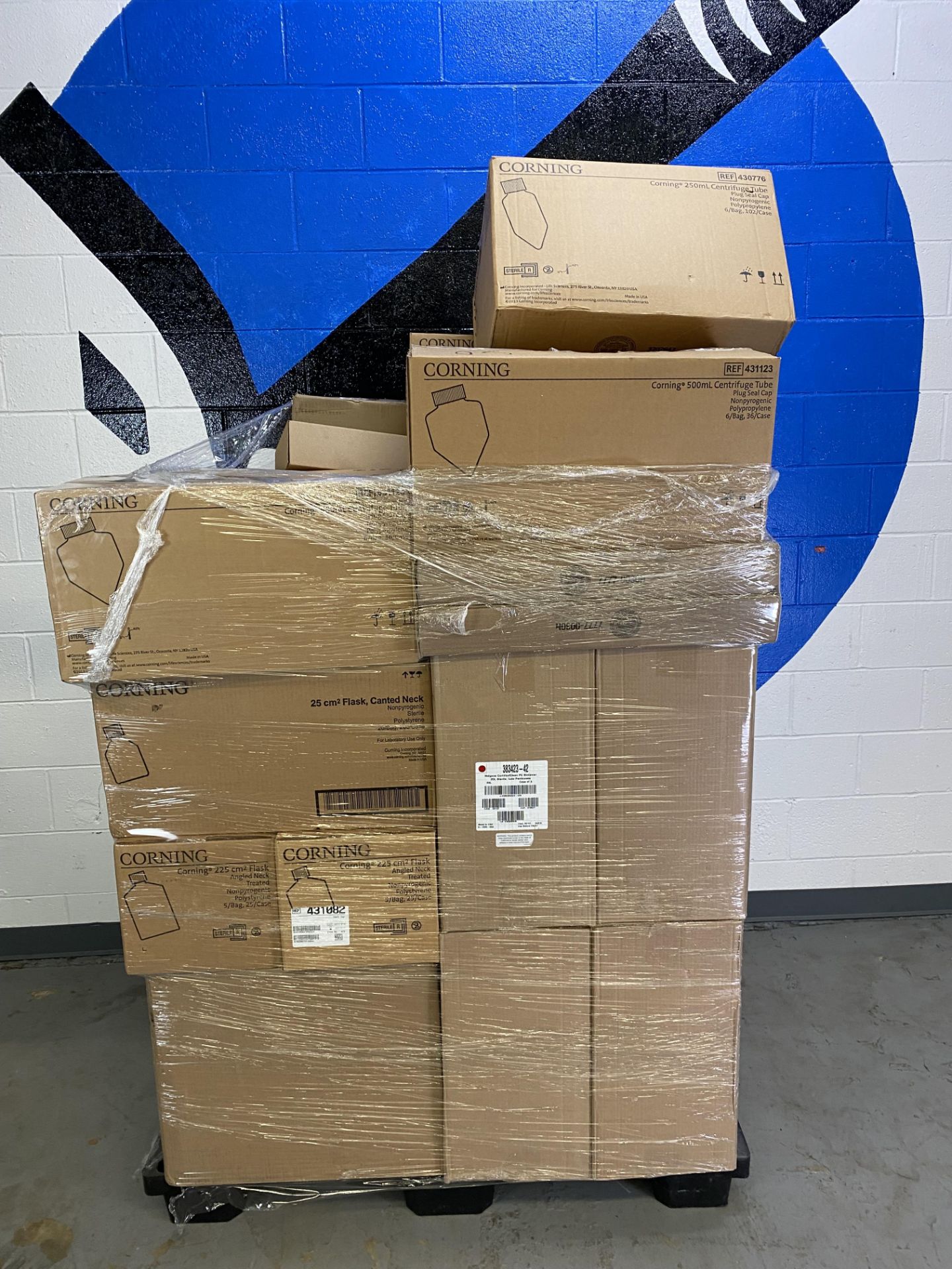 {LOT} Of Consumables on Pallet of Approx. 15 Boxes c/o: Corning 250ml to 500ml Centrifuge Tubes,