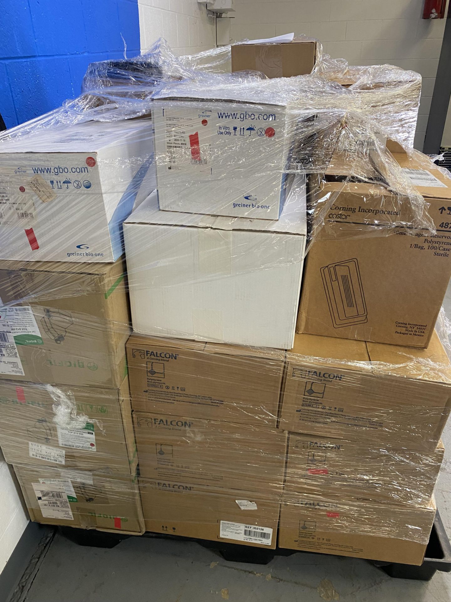 {LOT} Of Consumables on Pallet of Approx. 35 Boxes c/o: Corning 50ml Stripettes Disposable and