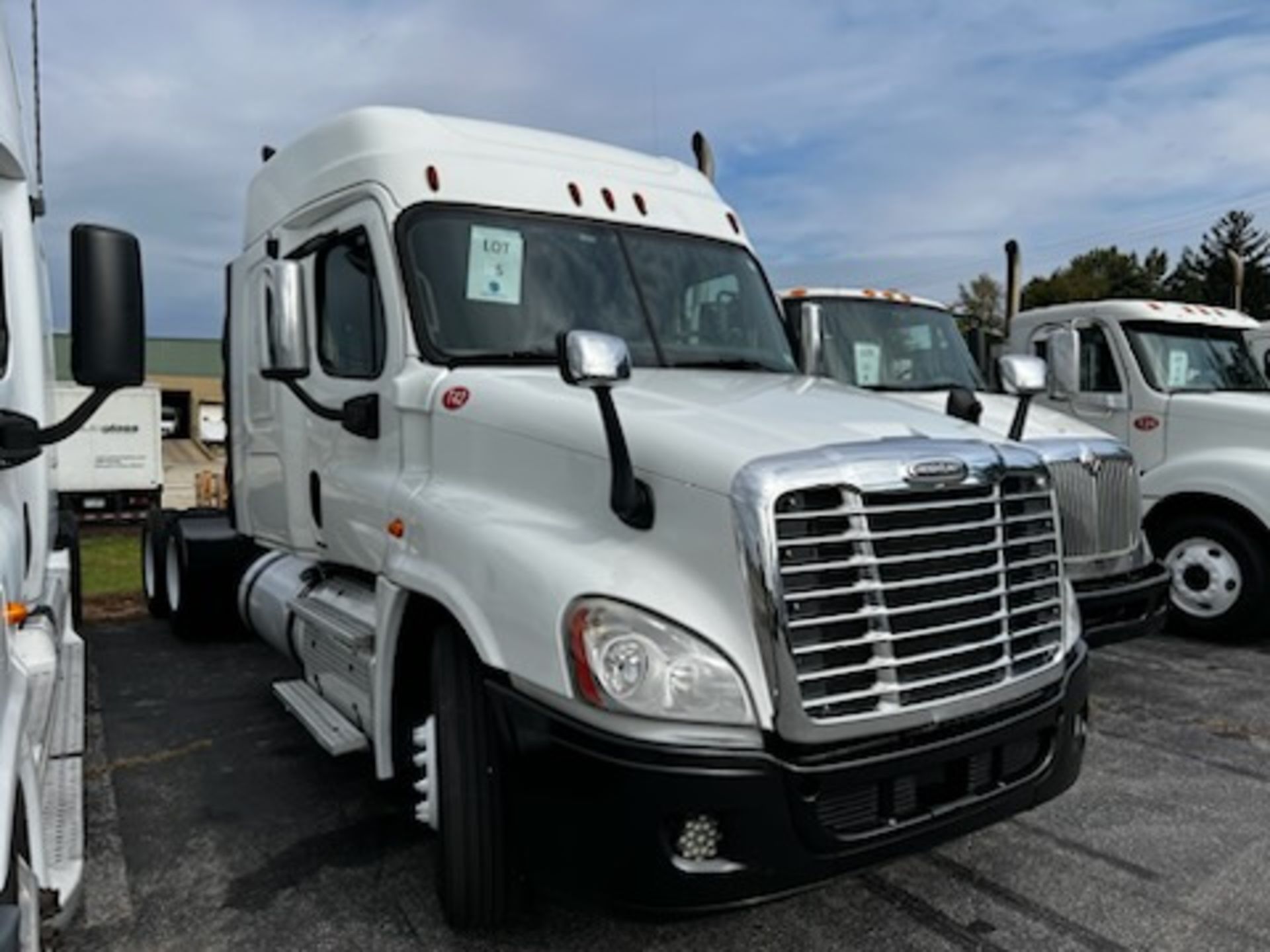 2011 Freightliner Cascadia Sleeper Cab, 10 Wheel Tractor, Cummins ISX Motor, Eaton 10 Speed - Image 2 of 8