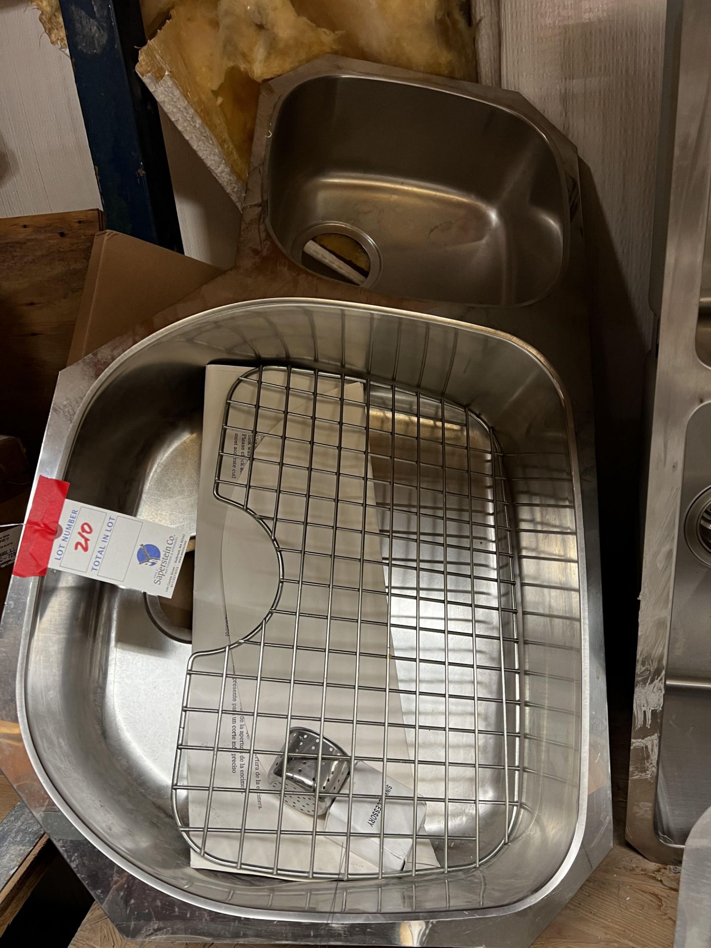 34"x18" Two Bay SS Undermount Sink with 1 Grate, Size Is Overall