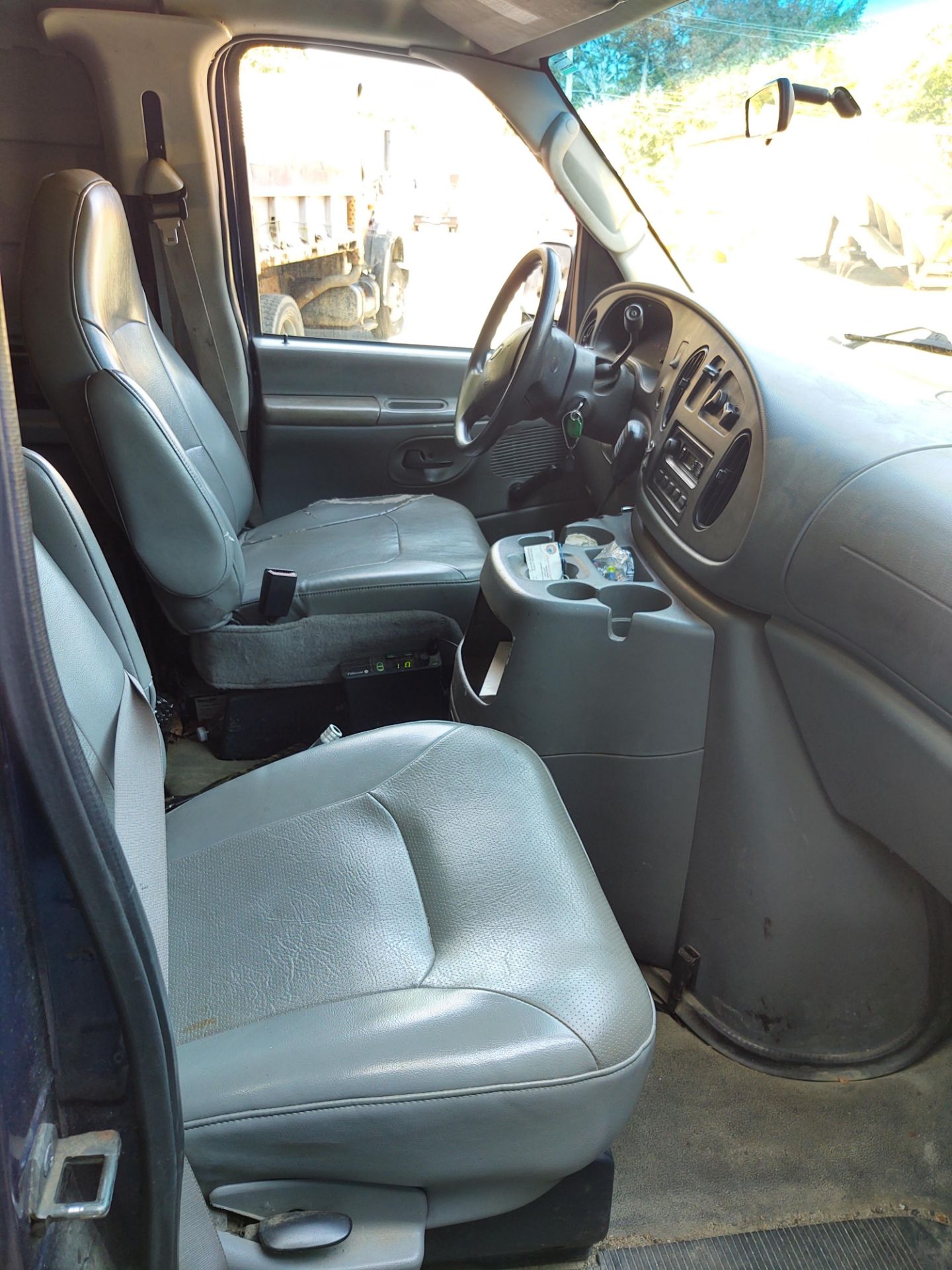 2004 Ford E150 Cargo Van Odom: NA, Rear Barn Doors w/ Glass and Side Door w/ Glass, VIN: - Image 6 of 8