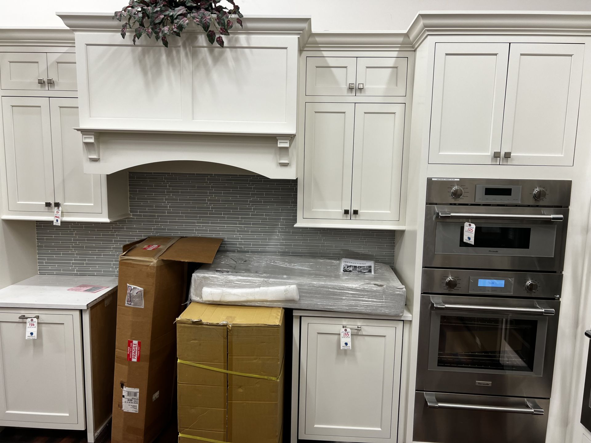 {LOT} Cabinetry (PICTURED) THIS ITEM CANT BE REMOVED UNTIL MONDAY, DECEMBER 18 AND WILL BE BY APPOI