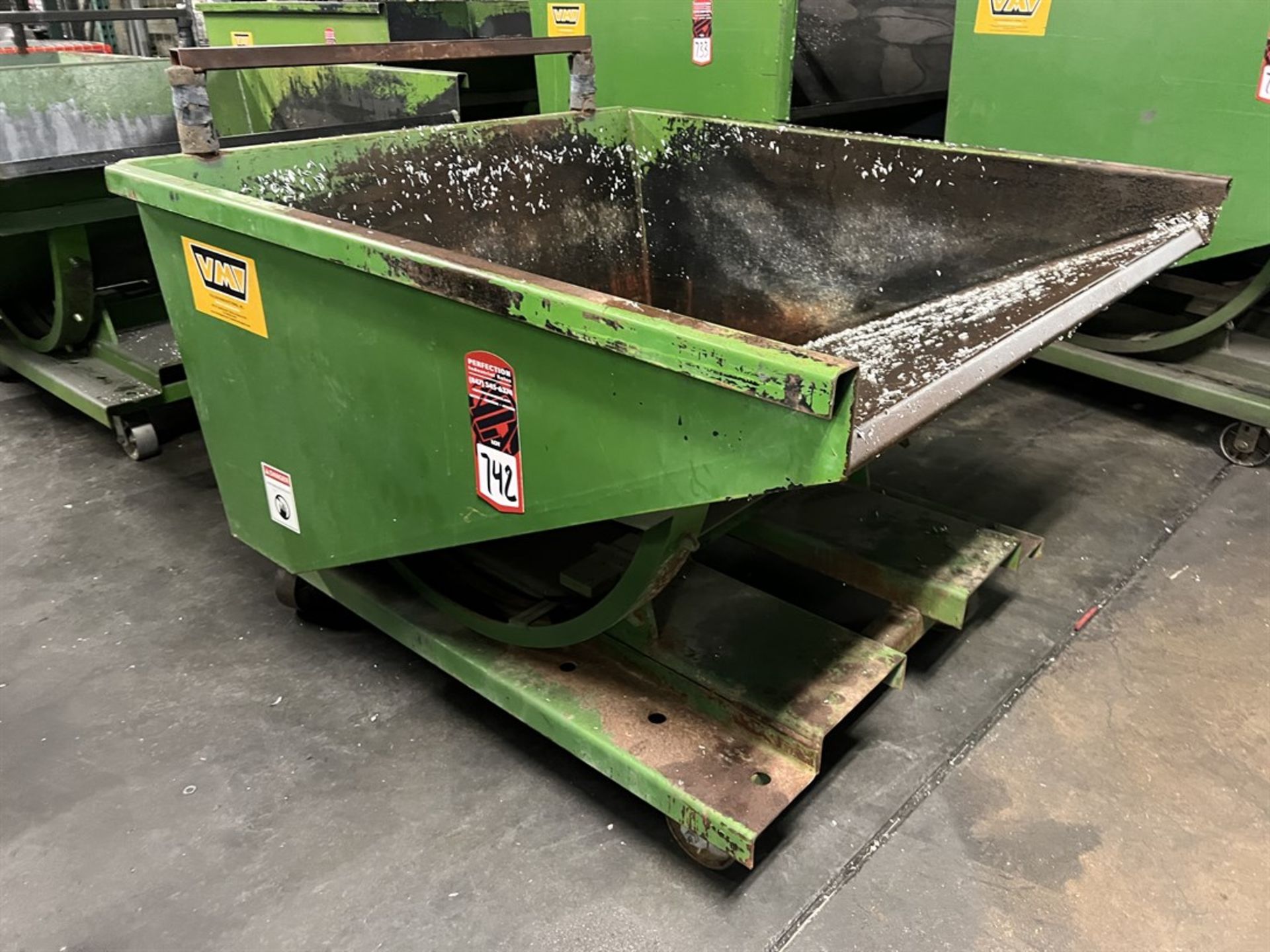 VULCAN MFG 3/4 Cu. Yd Self Dumping Hopper