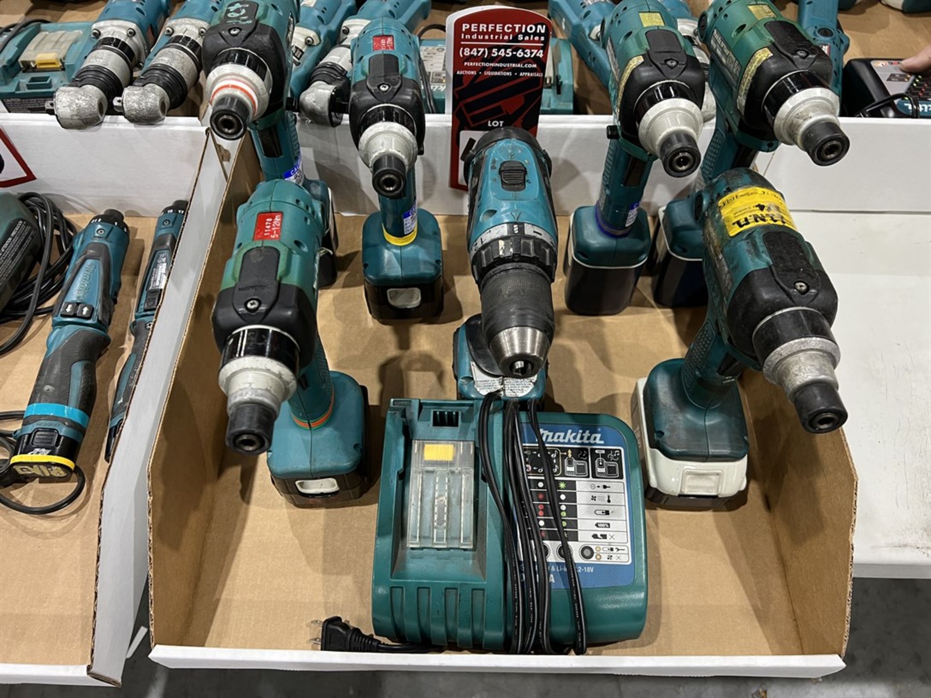 Lot of (8) MAKITA Cordless Nut Driver Screwdrivers w/ Charger