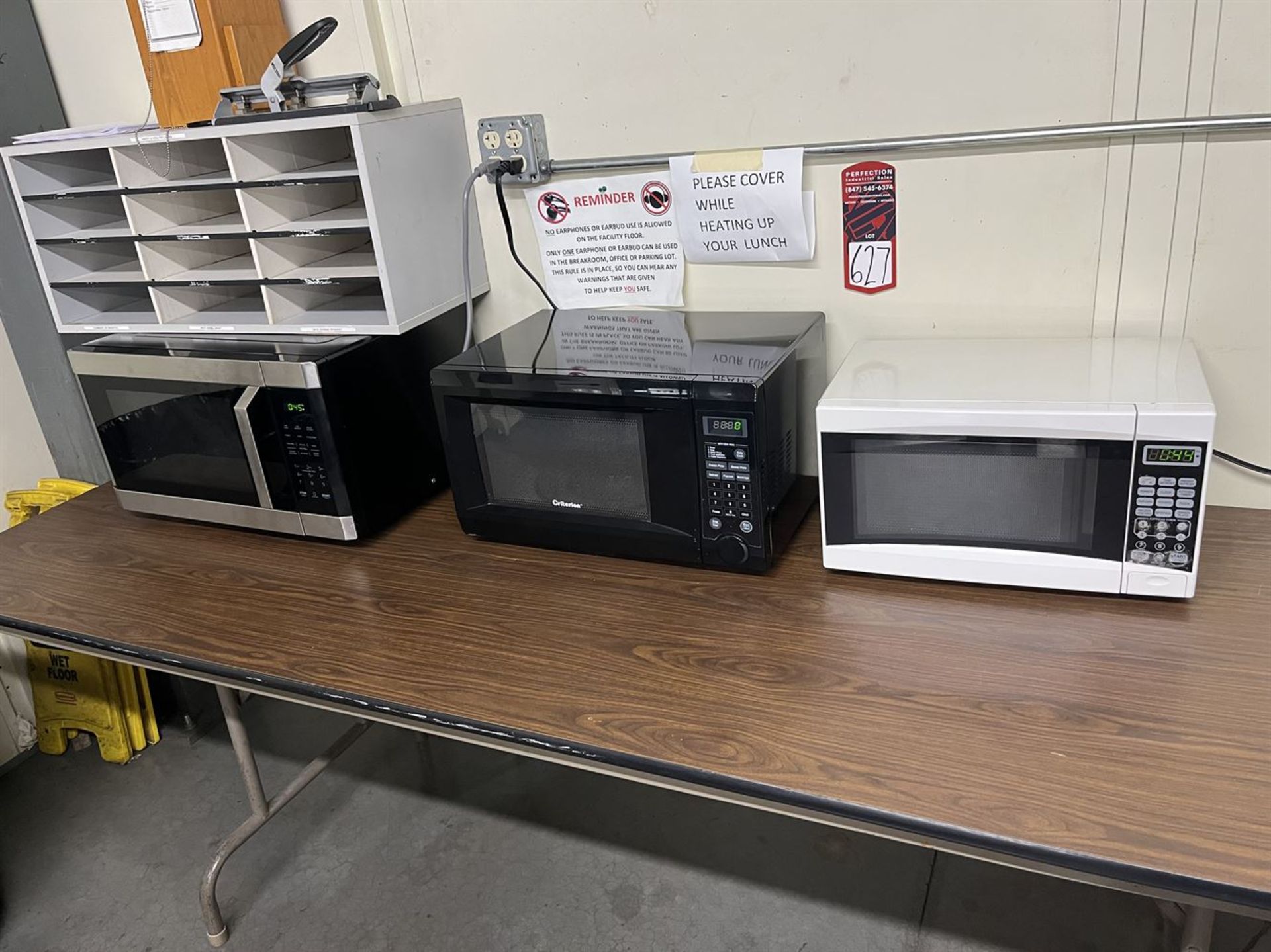 Lot of (3) Assorted Microwaves