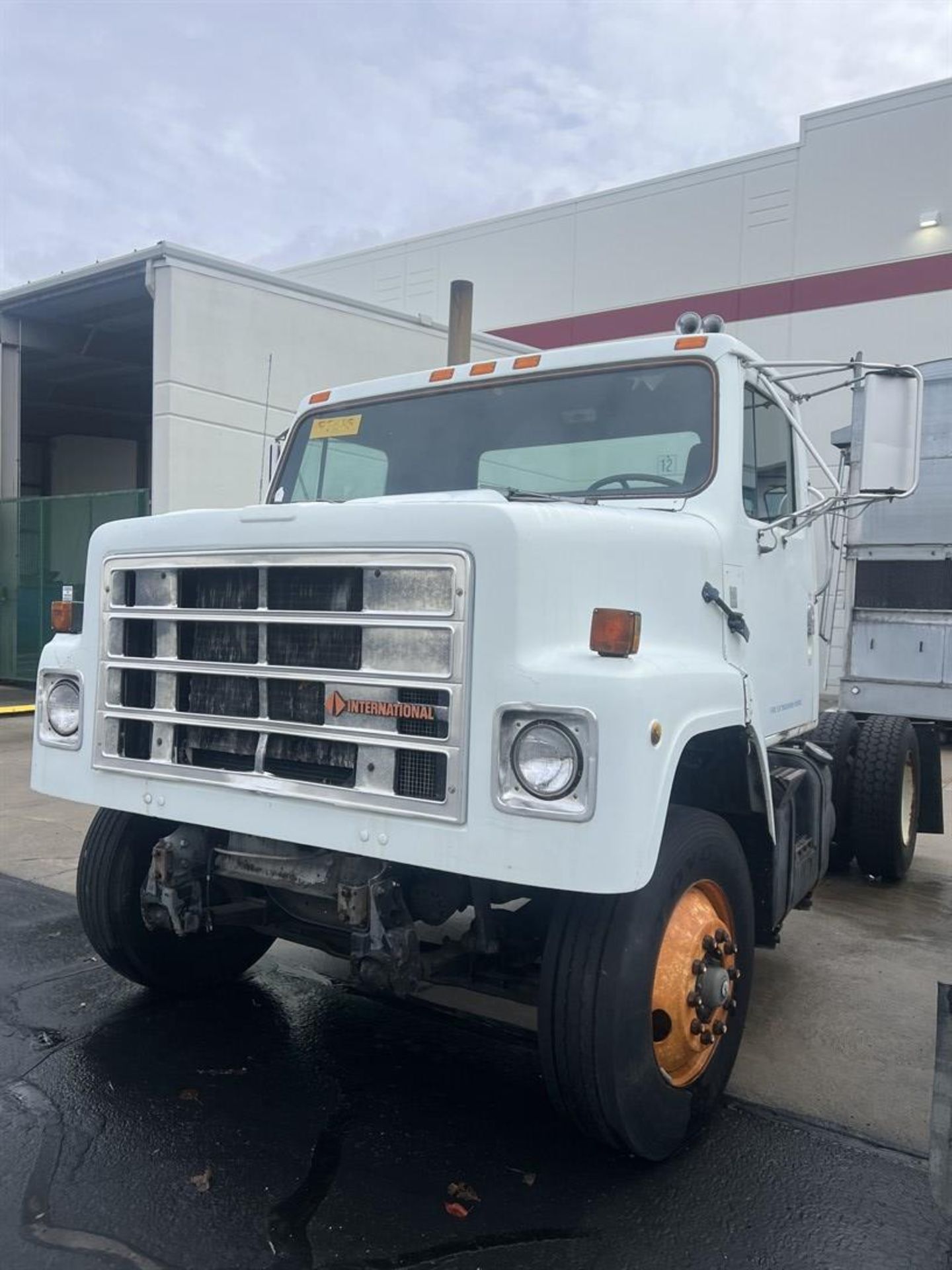 1988 INTERNATIONAL 2275 Navistar Day Cab Truck, VIN 1HSZAG2NJH573693 - Image 2 of 13