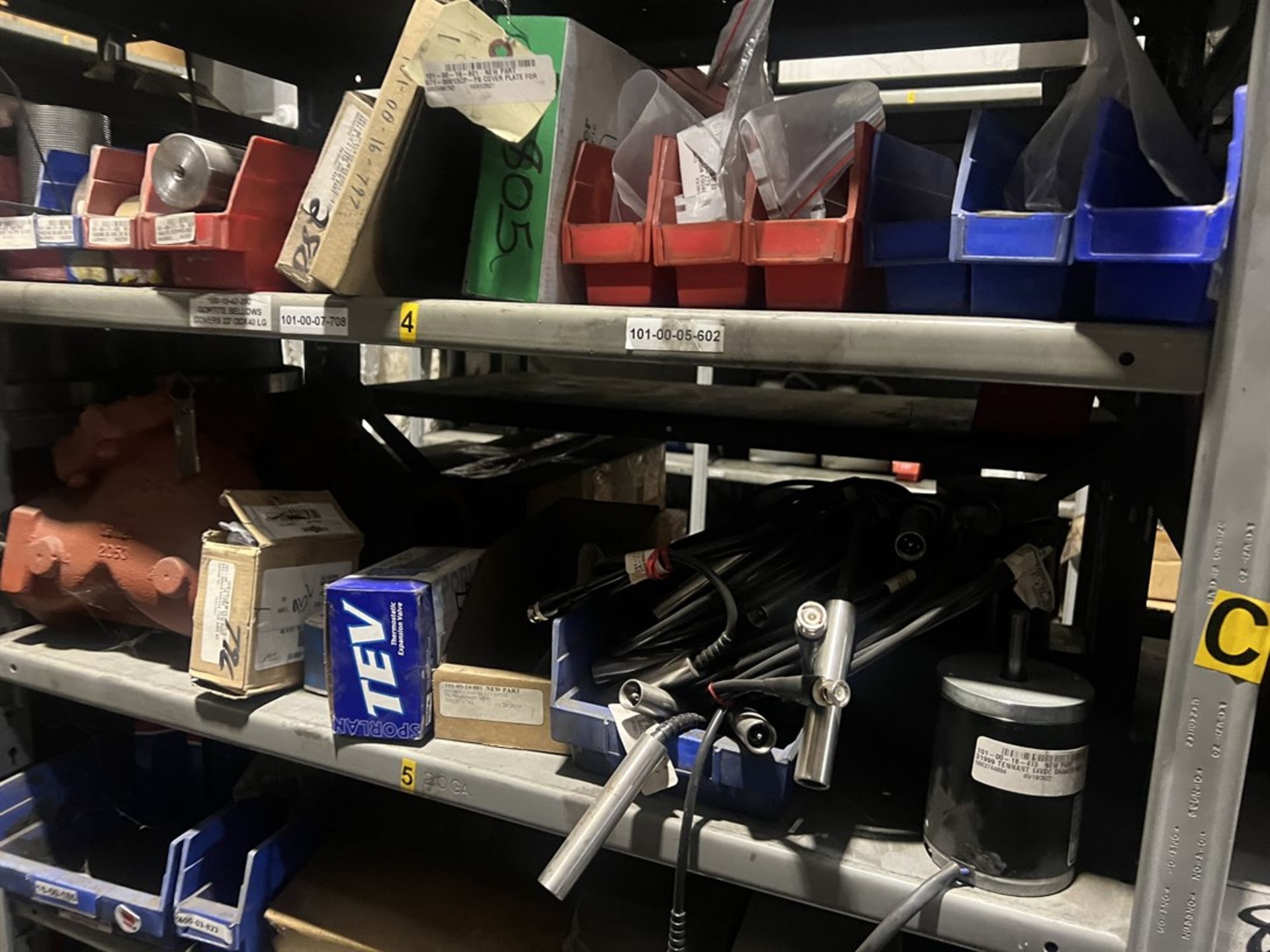 Lot Comprising (12) Shop Shelving Units w/ Contents Including Assorted Molding Machine Parts - Image 17 of 20