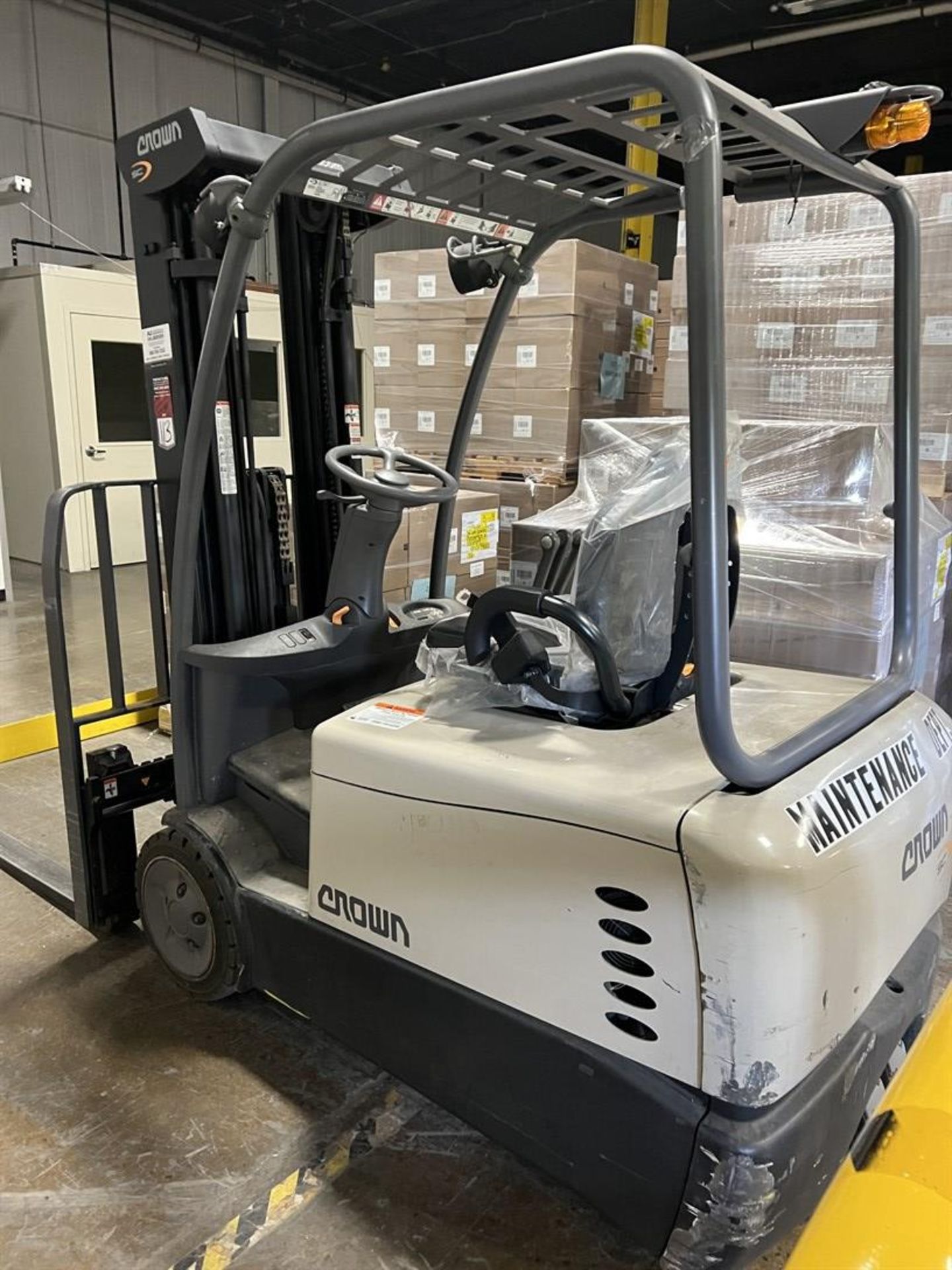 CROWN SC 5200 Series Sit-Down Rider Electric 3-Wheel Forklift, s/n 10041864, 4000 Lb. Capacity, Dual - Image 4 of 9