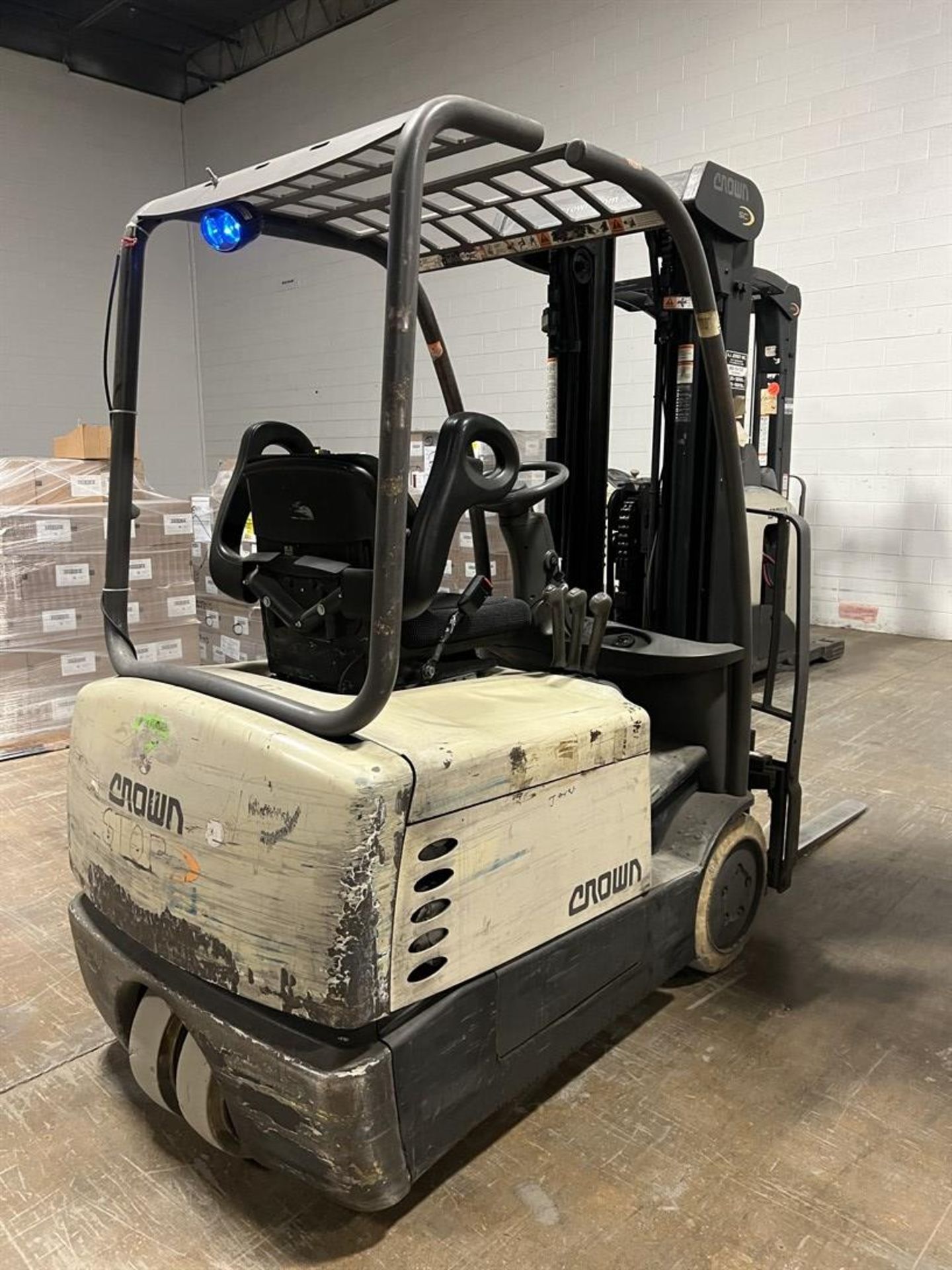 CROWN SC 4000 Series Sit-Down Rider Electric 3-Wheel Forklift, s/n 9A130001, 3000 Lb. Capacity, Dual - Image 4 of 9