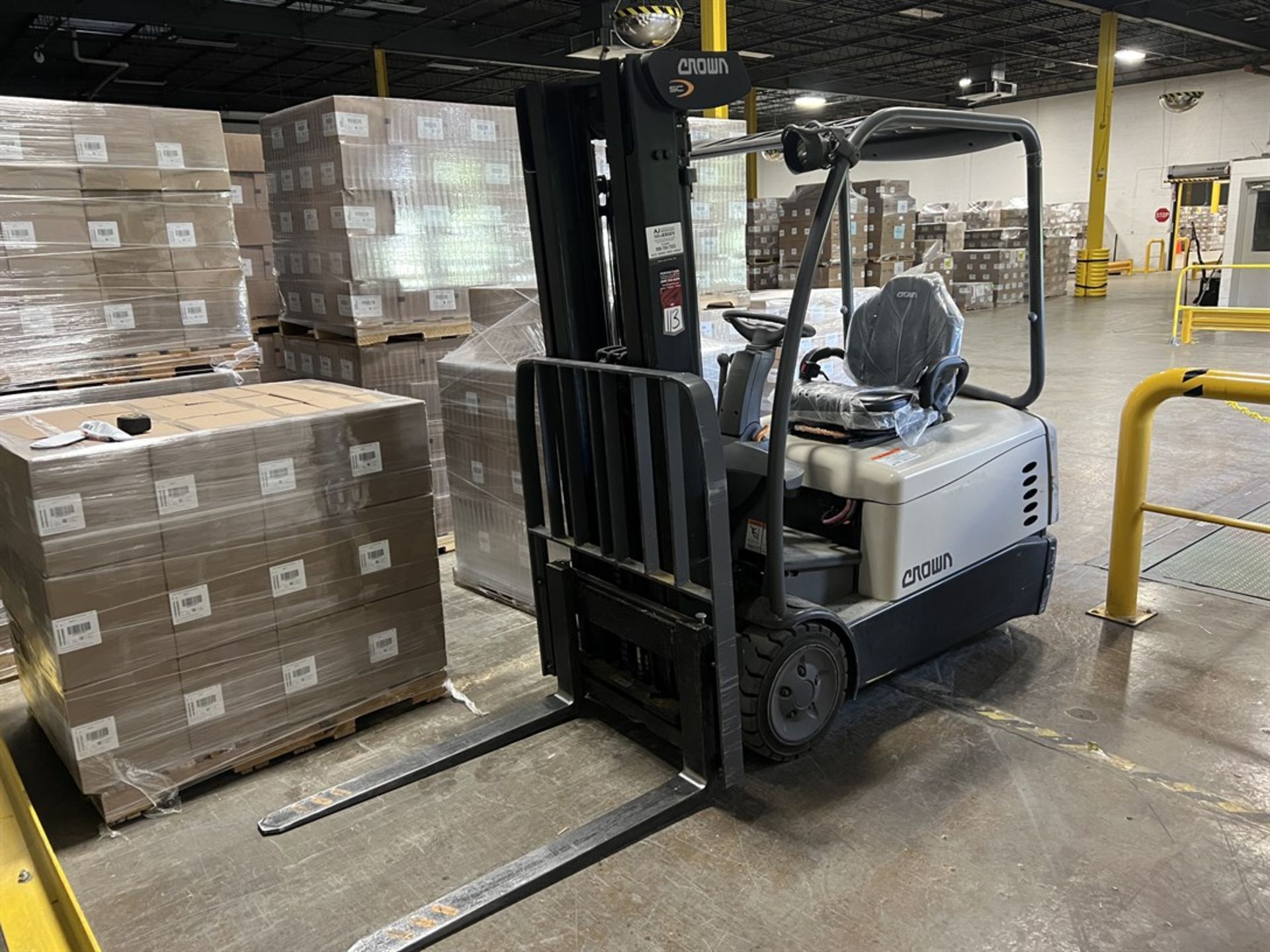 CROWN SC 5200 Series Sit-Down Rider Electric 3-Wheel Forklift, s/n 10041864, 4000 Lb. Capacity, Dual - Image 2 of 9