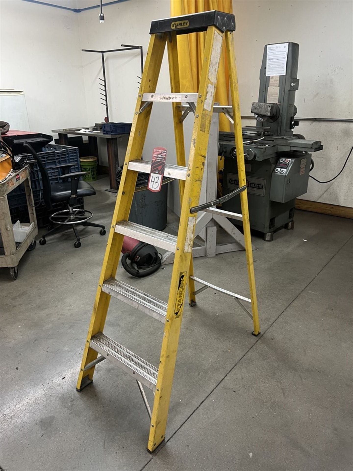 STANLEY 6' Fiberglass Step Ladder