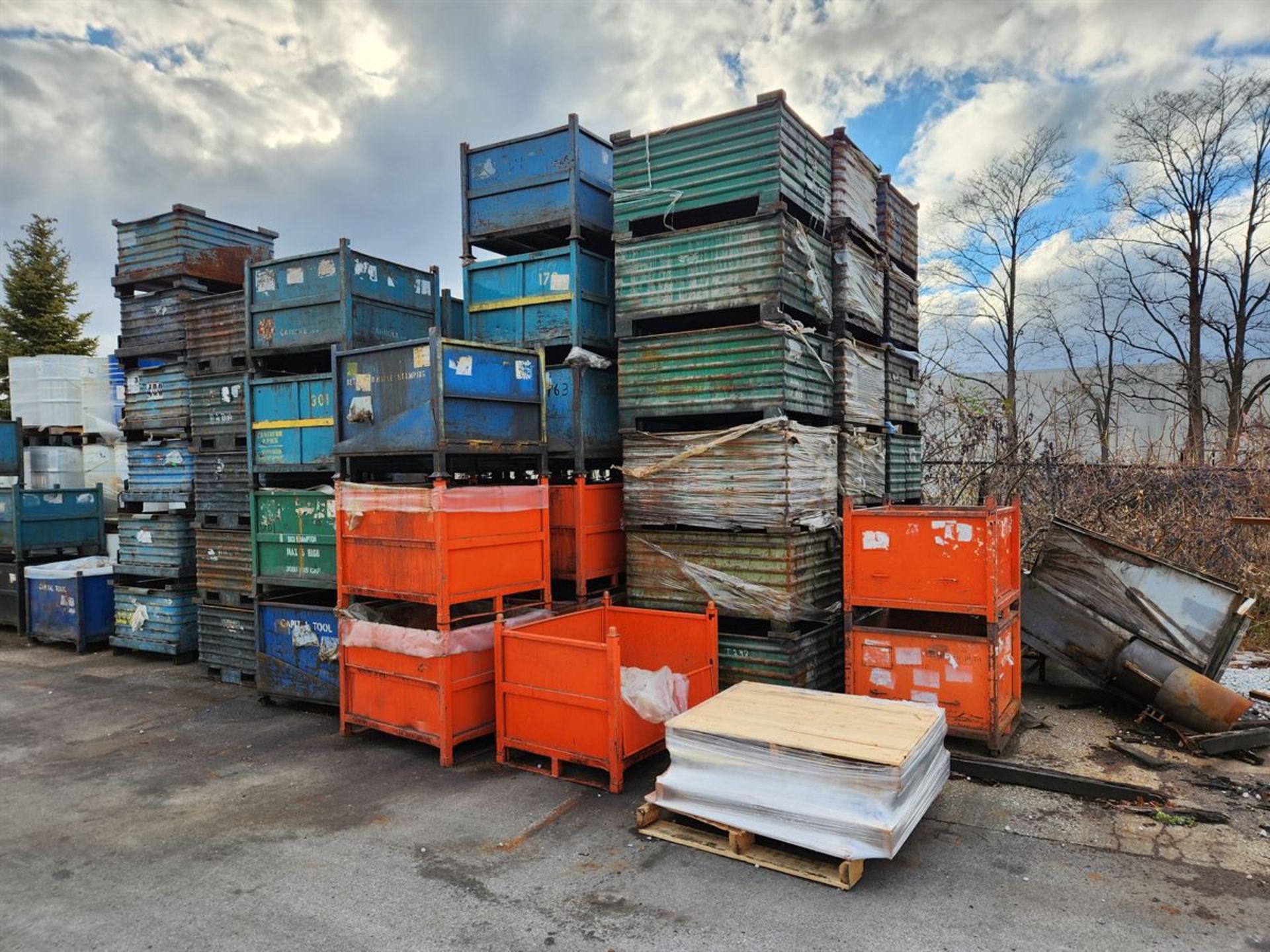 Lot of Assorted Metal Bins/Wire Baskets (outside) - Image 4 of 5