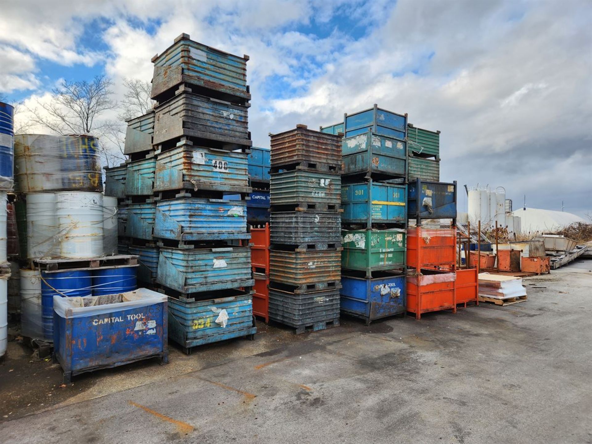 Lot of Assorted Metal Bins/Wire Baskets (outside) - Image 3 of 5