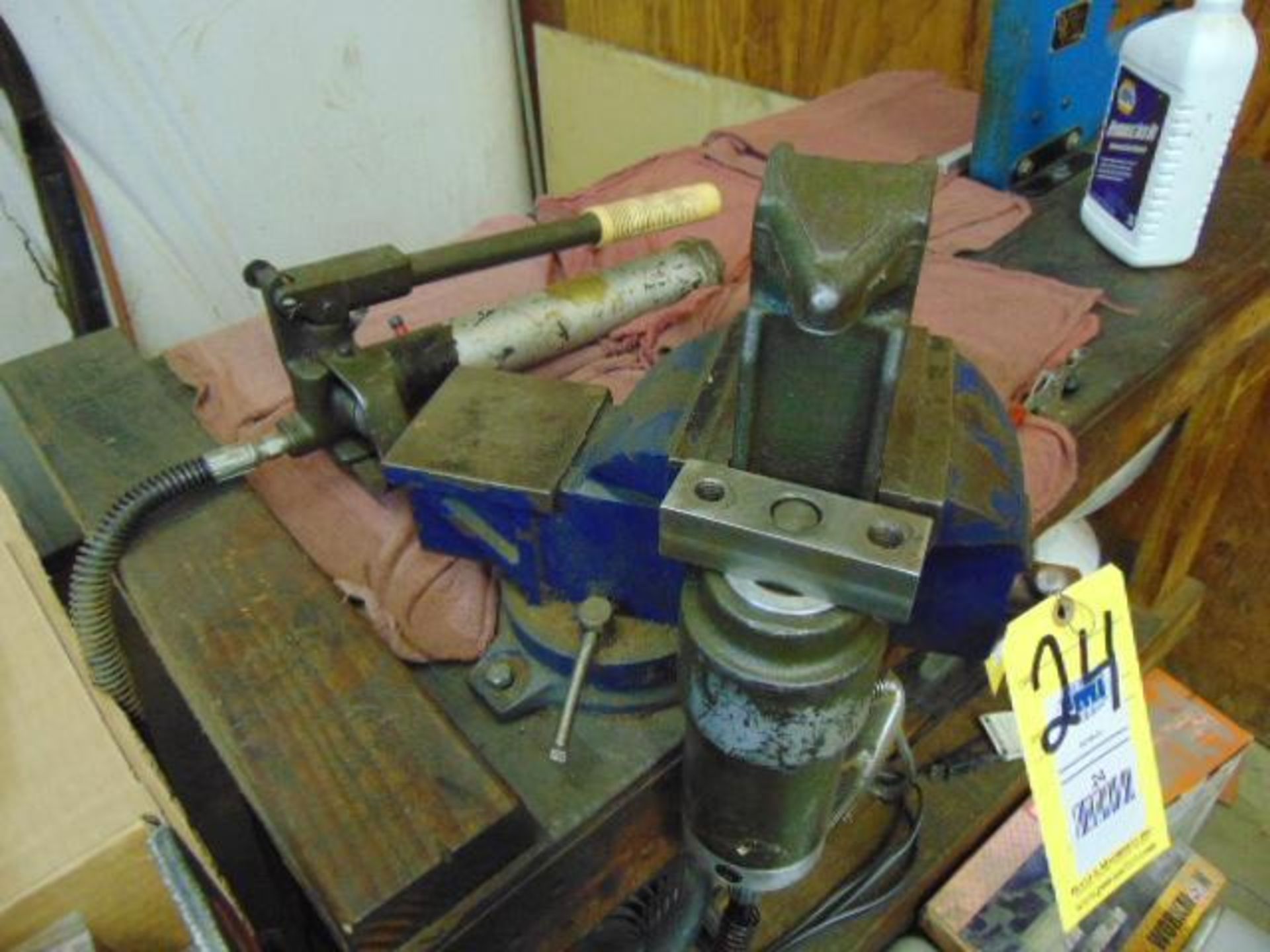 LOT CONSISTING OF: hydraulic pump, Ram jack & 5" bench vise