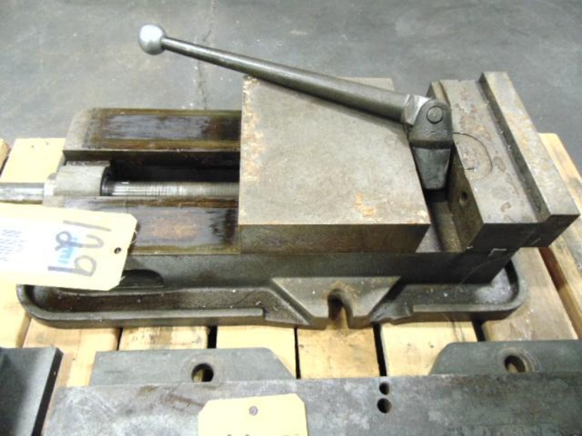 MACHINE VISE, KURT, 8"