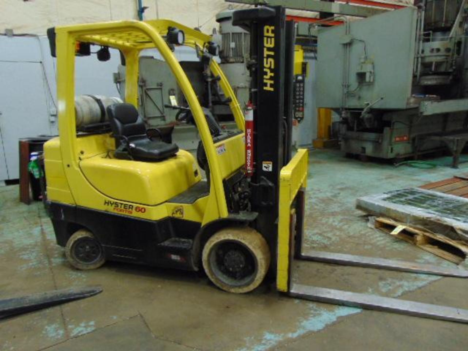 FORKLIFT, HYSTER 6,000 LB. BASE CAP. MDL. S60FT, 5,650-lb. max. cap., @ 24" load center, LPG, 176" m - Image 2 of 14