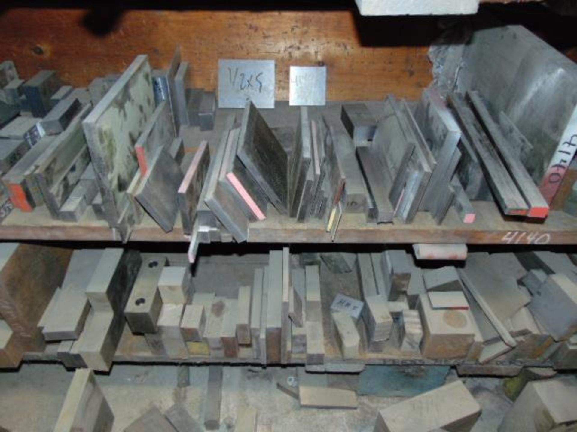 LOT CONSISTING OF TOOL STEEL: 4140, HRS, F7, D2, M2, M4, A2, VAN; large assortment, in sorted rack, - Image 5 of 13