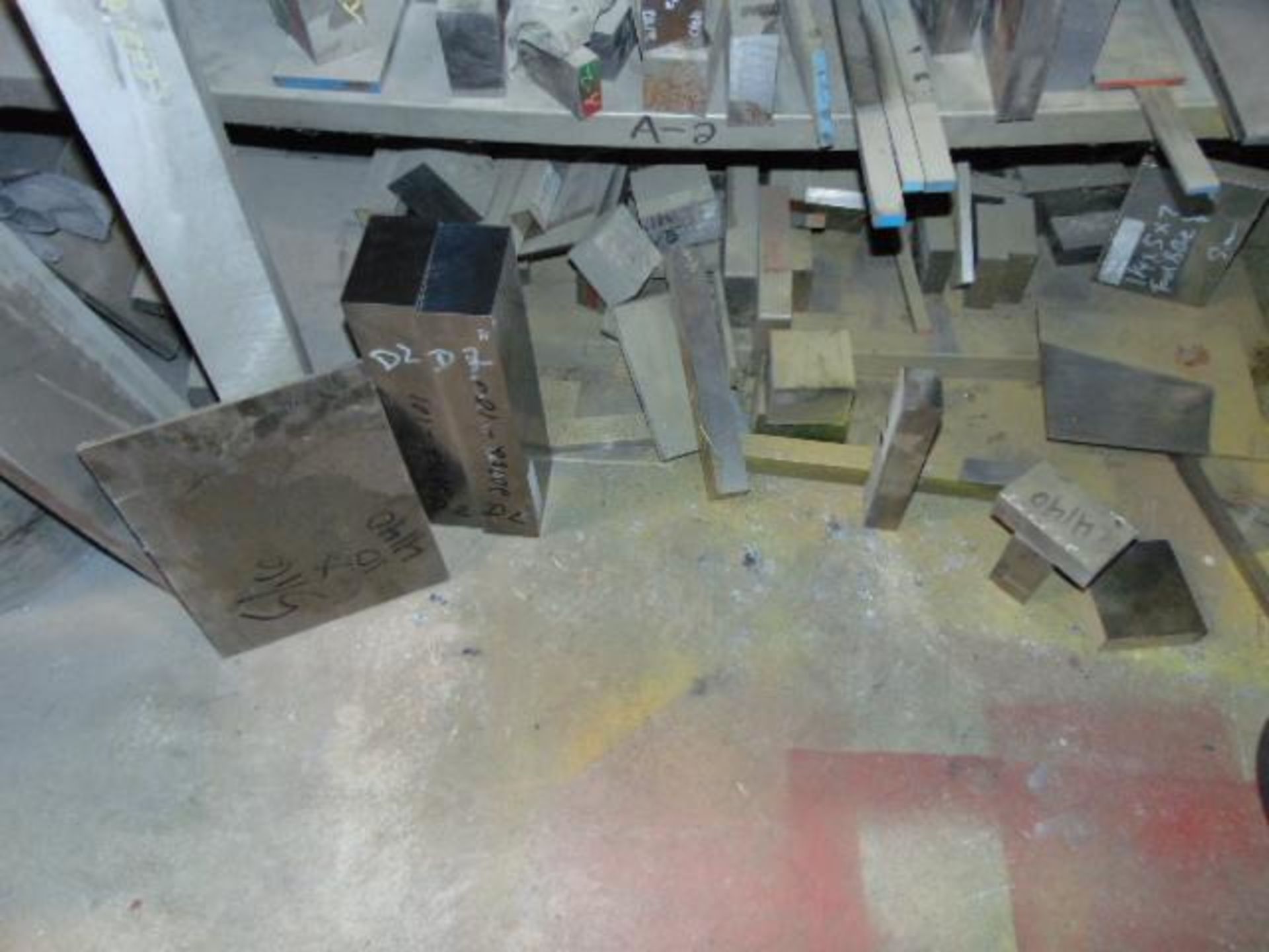 LOT CONSISTING OF TOOL STEEL: 4140, HRS, F7, D2, M2, M4, A2, VAN; large assortment, in sorted rack, - Image 11 of 13