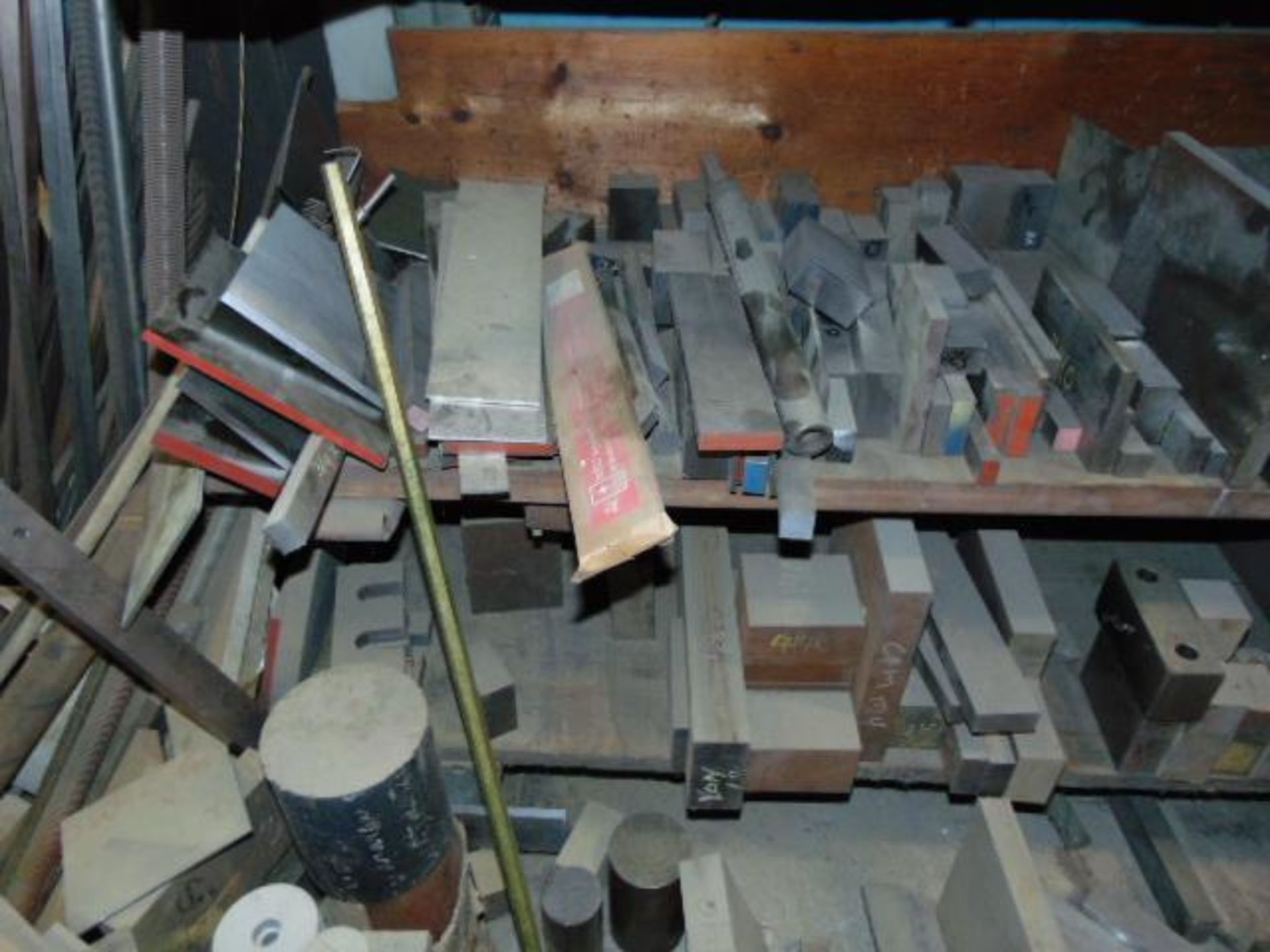 LOT CONSISTING OF TOOL STEEL: 4140, HRS, F7, D2, M2, M4, A2, VAN; large assortment, in sorted rack, - Image 4 of 13