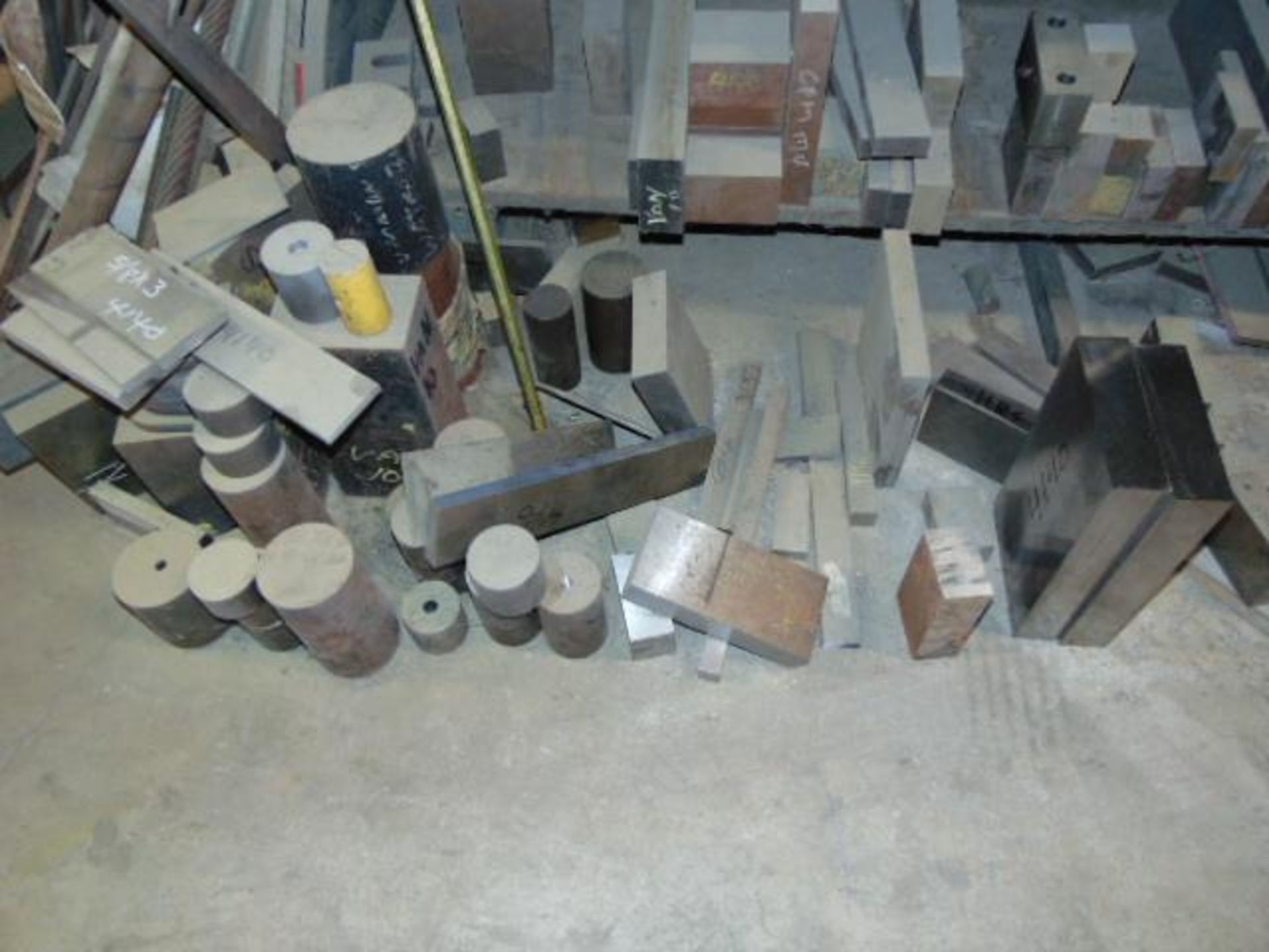 LOT CONSISTING OF TOOL STEEL: 4140, HRS, F7, D2, M2, M4, A2, VAN; large assortment, in sorted rack, - Image 9 of 13