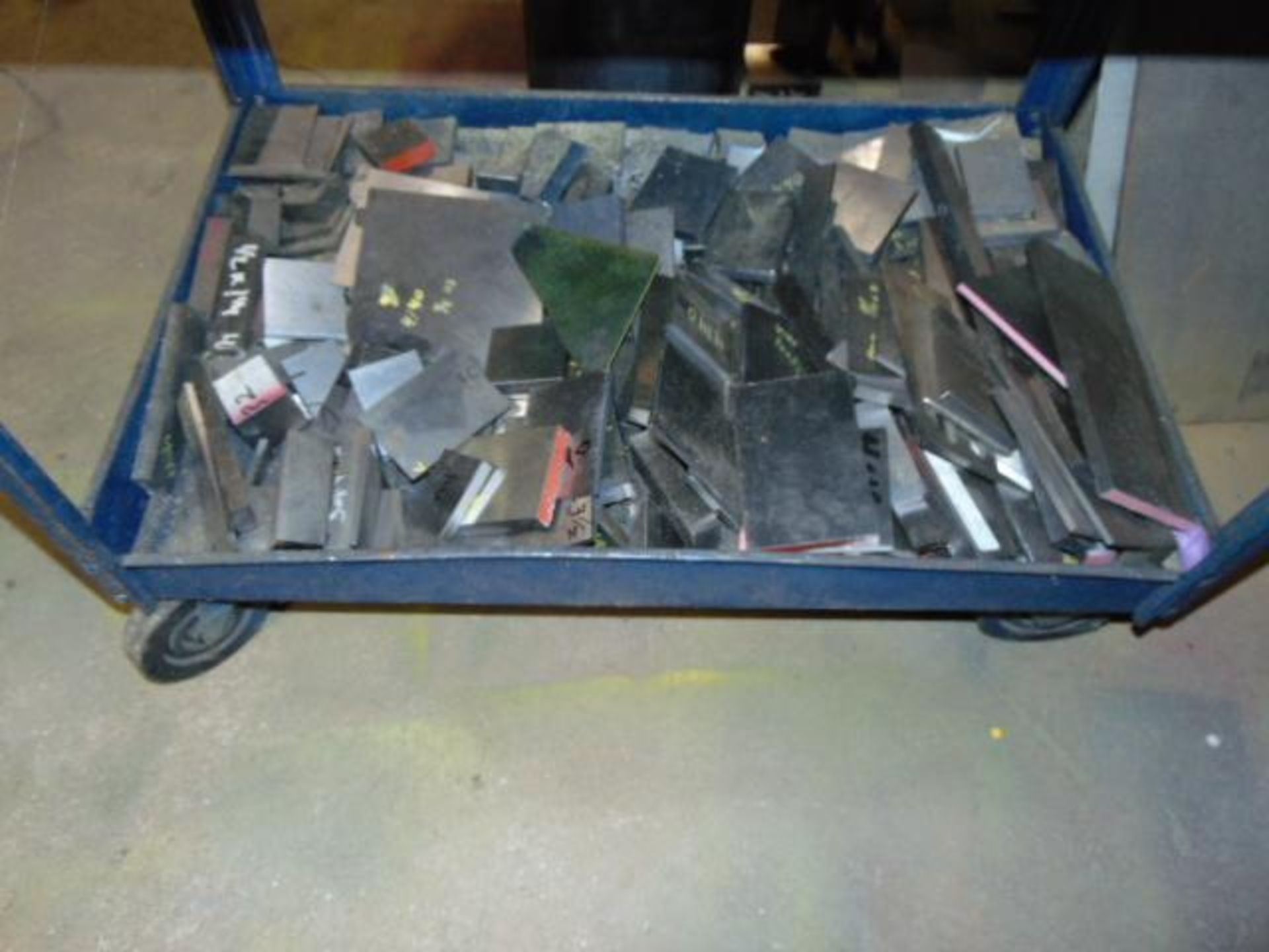 LOT CONSISTING OF TOOL STEEL: 4140, HRS, F7, D2, M2, M4, A2, VAN; large assortment, in sorted rack, - Image 13 of 13