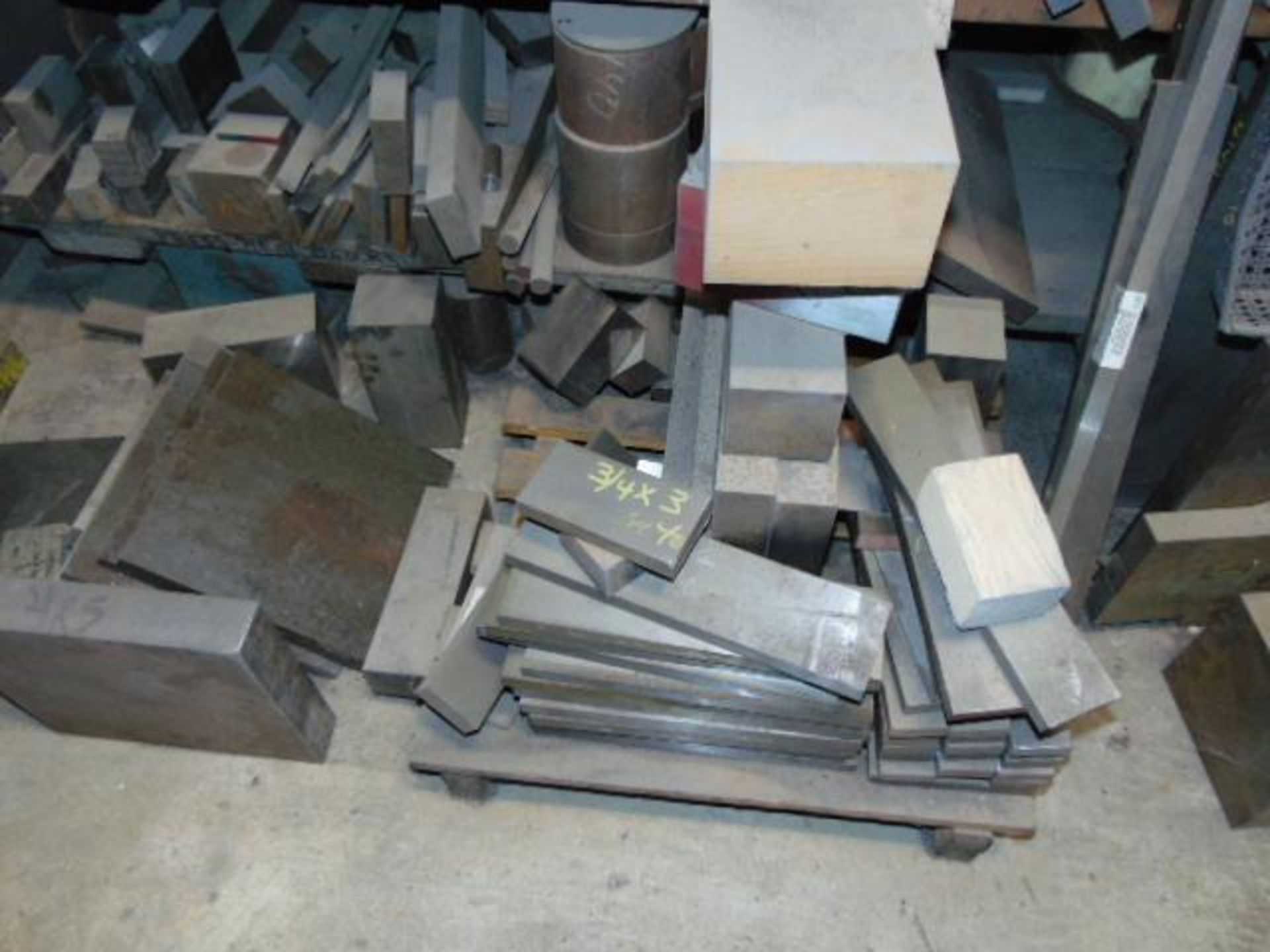 LOT CONSISTING OF TOOL STEEL: 4140, HRS, F7, D2, M2, M4, A2, VAN; large assortment, in sorted rack, - Image 8 of 13