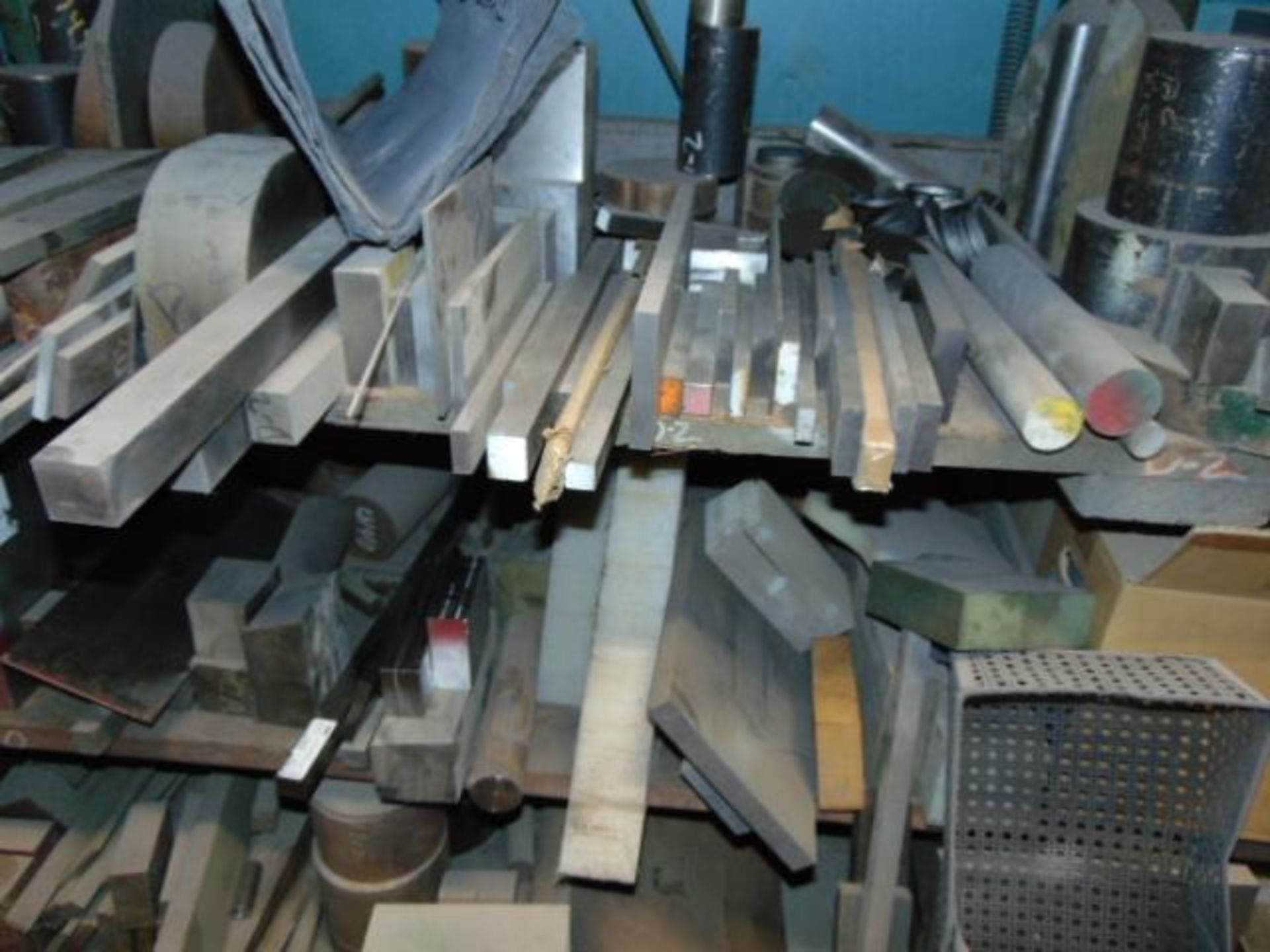 LOT CONSISTING OF TOOL STEEL: 4140, HRS, F7, D2, M2, M4, A2, VAN; large assortment, in sorted rack, - Image 7 of 13