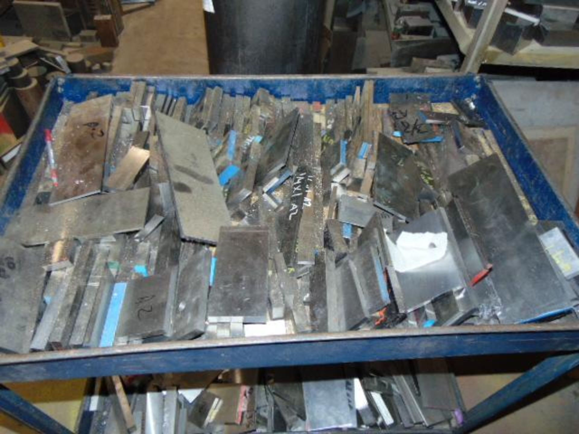 LOT CONSISTING OF TOOL STEEL: 4140, HRS, F7, D2, M2, M4, A2, VAN; large assortment, in sorted rack, - Image 12 of 13