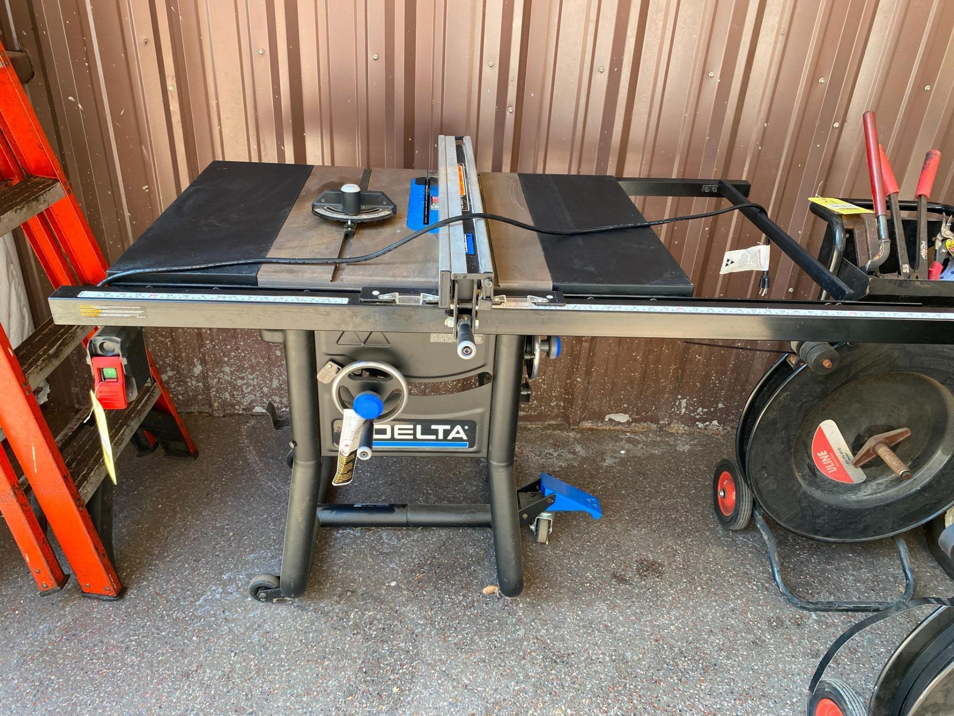 TABLE SAW, DELTA (Located at: Warehouse One, 13991 Henry Harris Road, Conroe, TX 77306)