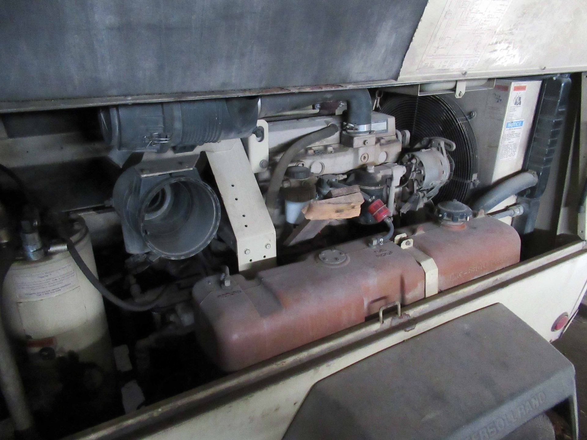 TRAILER MOUNTED PORTABLE AIR COMPRESSOR, INGERSOLL RAND MDL. P185WJD, John Deere diesel engine, - Image 2 of 3