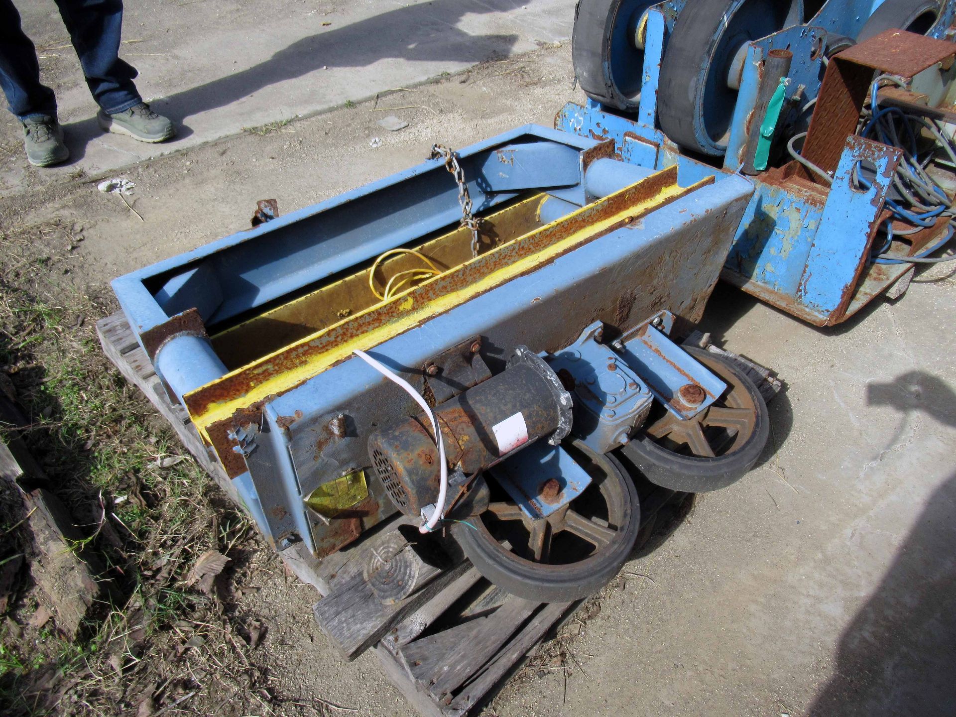 DRIVER & IDLER TANK TURNING ROLL SET, MISSOURI MULE, & small driver next to it (Located at: - Image 3 of 3