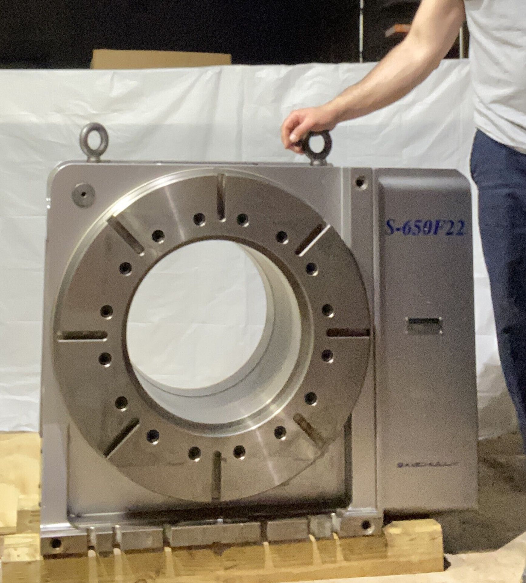 4TH AXIS ROTARY TABLE, SAMCHULLY MDL. S-650F22, Fanuc servo drive & motor, 14.64” Big Bore, Function