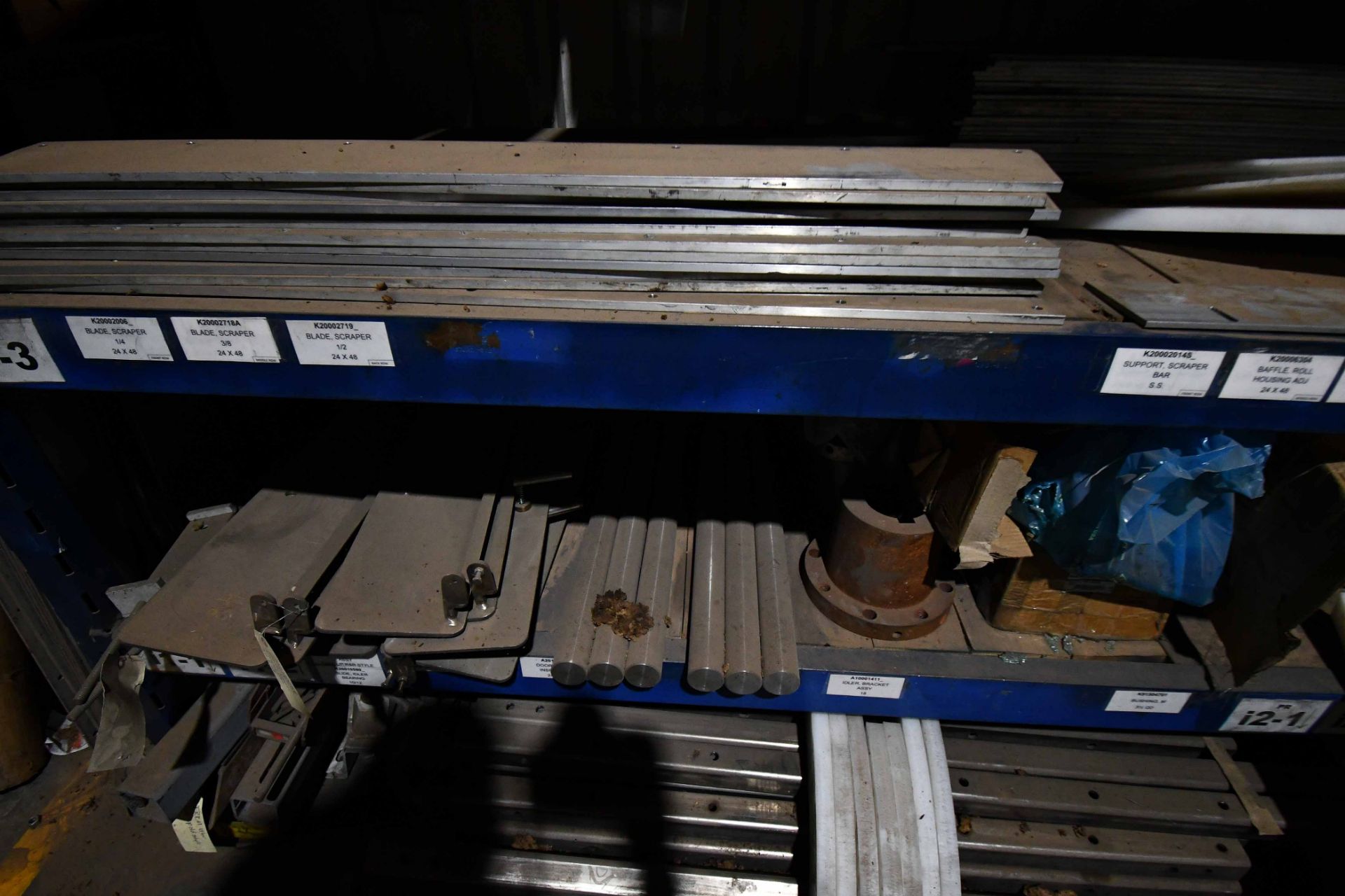 LOT CONSISTING OF: scraper blades, saddle rolls, shipping boxes, packing, pre-cut plastic spacers ( - Image 2 of 5