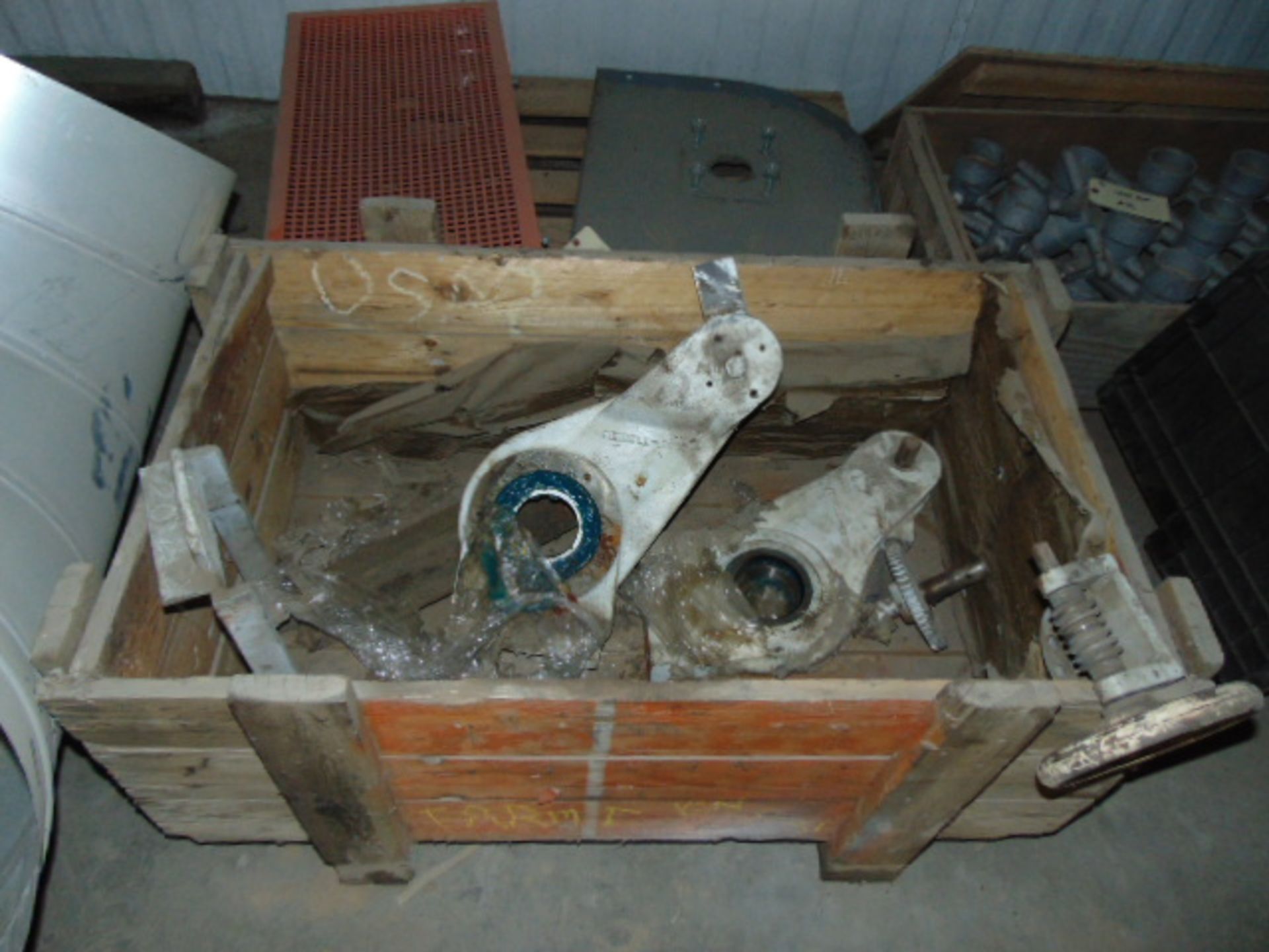 LOT CONTENTS OF ROOM: chain hoist, steel cable, plastic hose & misc. machine parts (Located at: - Image 3 of 14