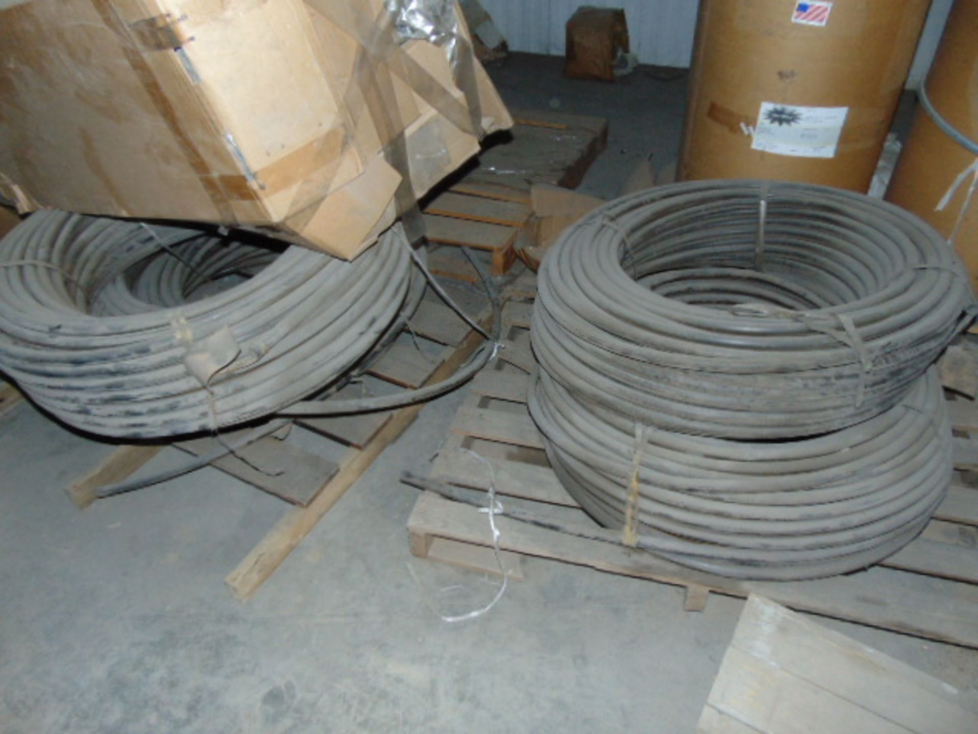 LOT CONTENTS OF ROOM: chain hoist, steel cable, plastic hose & misc. machine parts (Located at: - Image 6 of 14