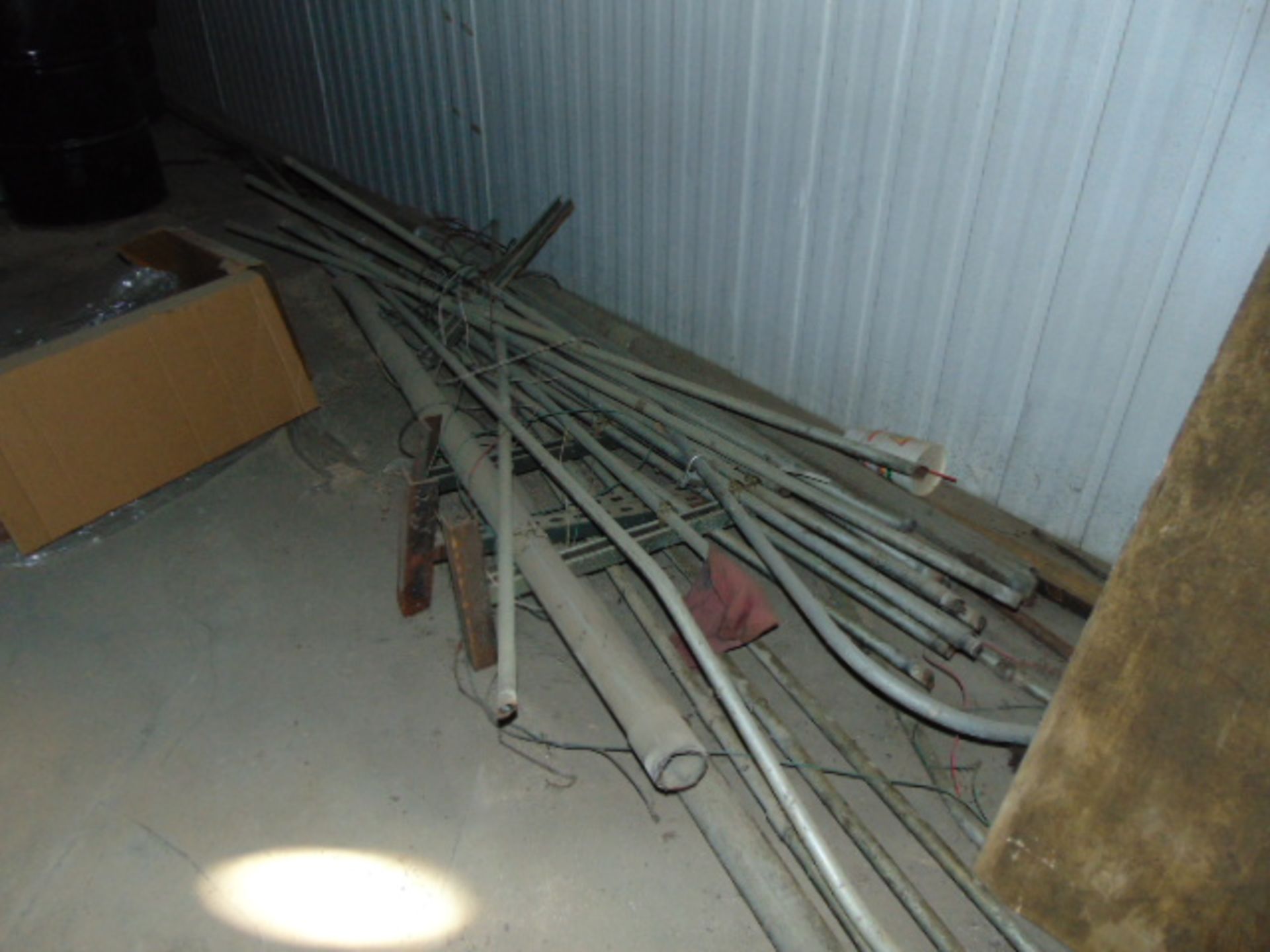 LOT CONTENTS OF ROOM: chain hoist, steel cable, plastic hose & misc. machine parts (Located at: - Image 14 of 14