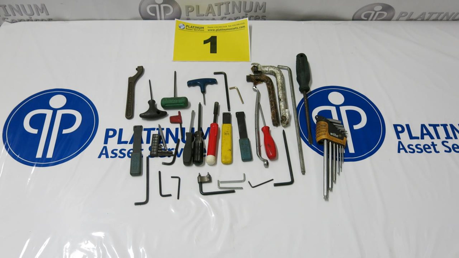 LOT OF ASSORTED HAND TOOLS