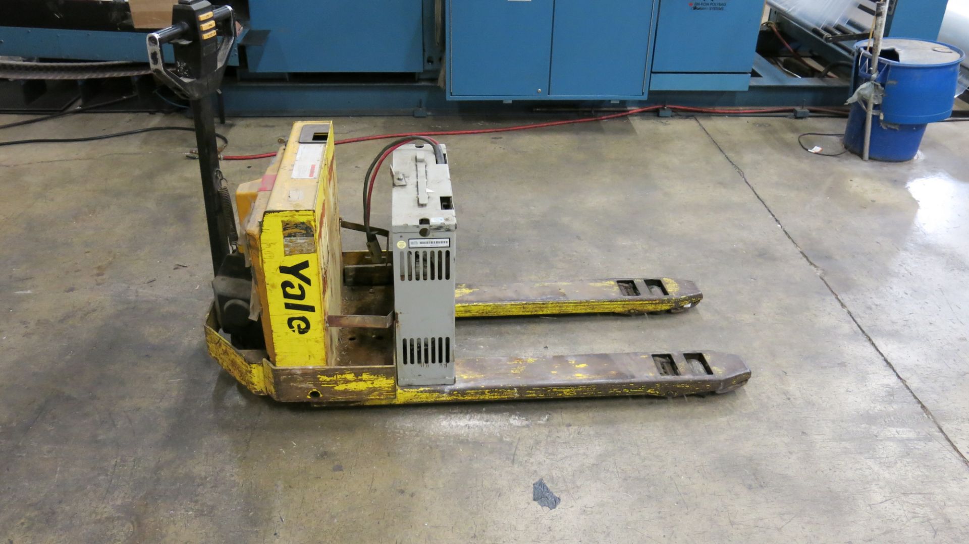 YALE, BATTERY POWERED, PALLET TRUCK (NO BATTERY) - Image 2 of 4